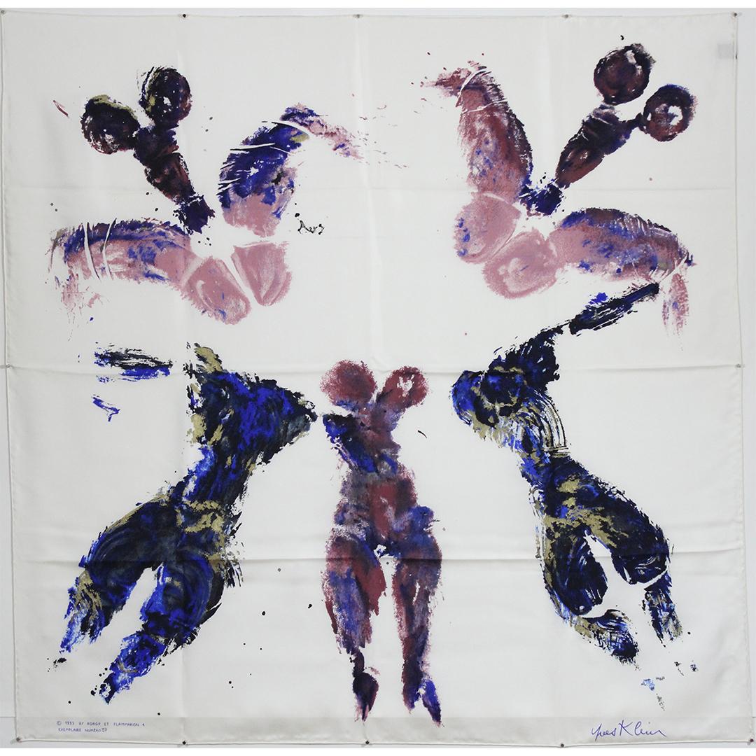 Impreso sobre seda en 1993 bajo la supervisión de los Yves Klein Archives, Abstraction N. 37 revive la innovación más radical y visceral del artista: los Anthropométries, pinturas realizadas no con un pincel, sino con el cuerpo vivo.

Lo que ves