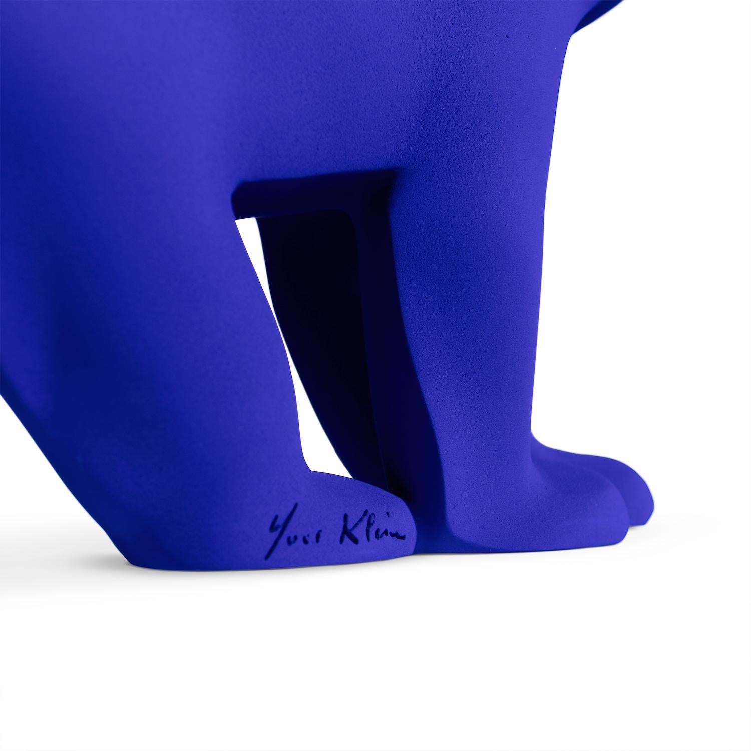 YEAR: 2022
TECHNIQUE: Artisanal resin of 40 cm in length, made after the original mold of the polar bear of François Pompon.
FINITION: Yves Klein blue – IKB
DIMENSIONS: Plexiglas bell size L49 x H27 x W19 cm
WEIGHT: 9,1 kg
DRAWING: Numbered and