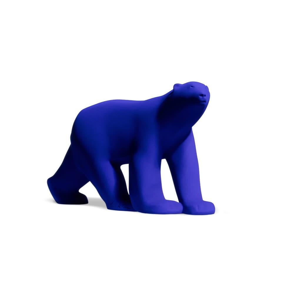 L'Ours Pompon Sculpture, résine minimaliste, finition IKB, 2010-2022