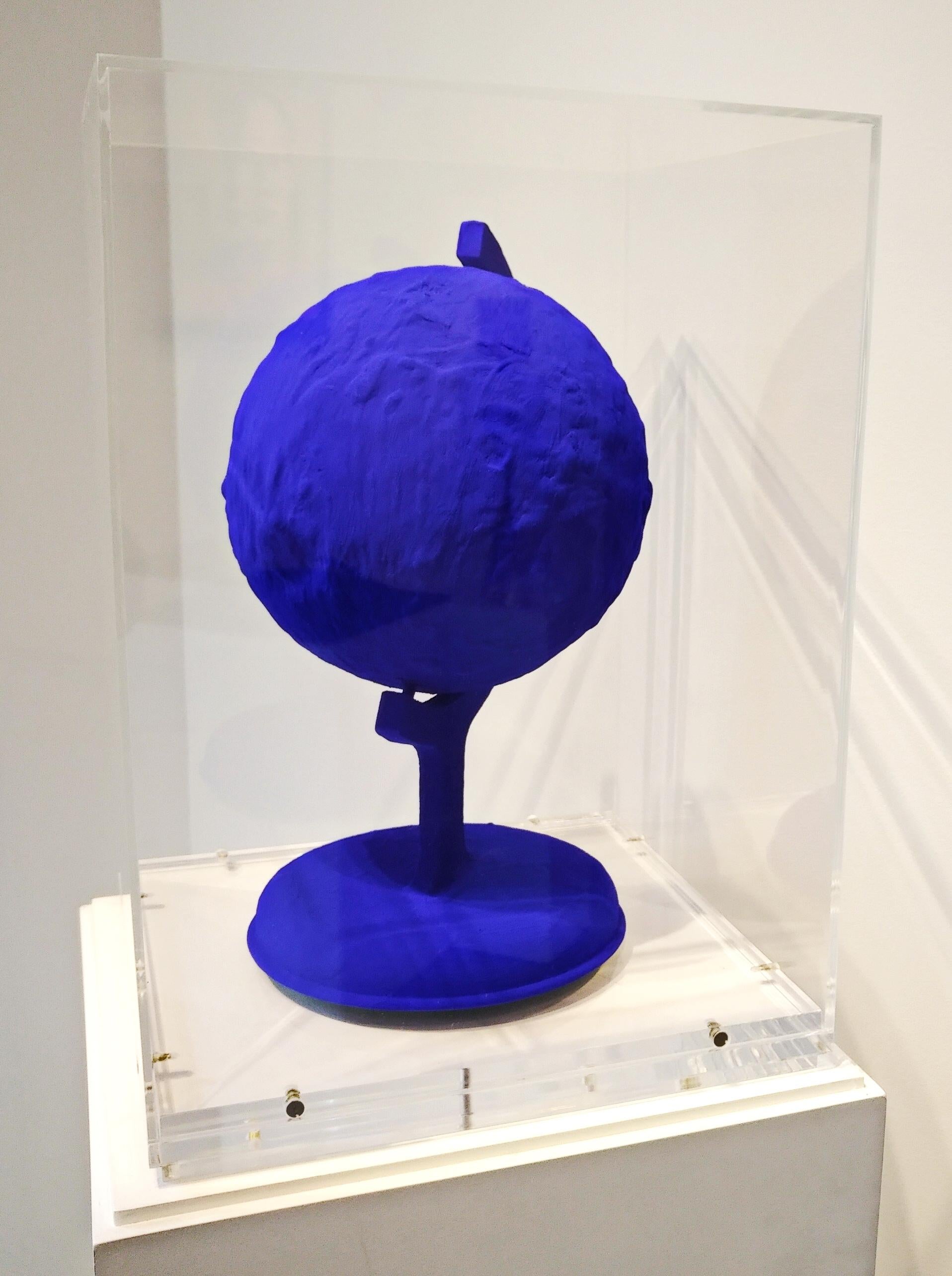 Yves Klein Blaue Erde Skulptur IKB Pigment Gips Abguss in Plexiglas Box 1