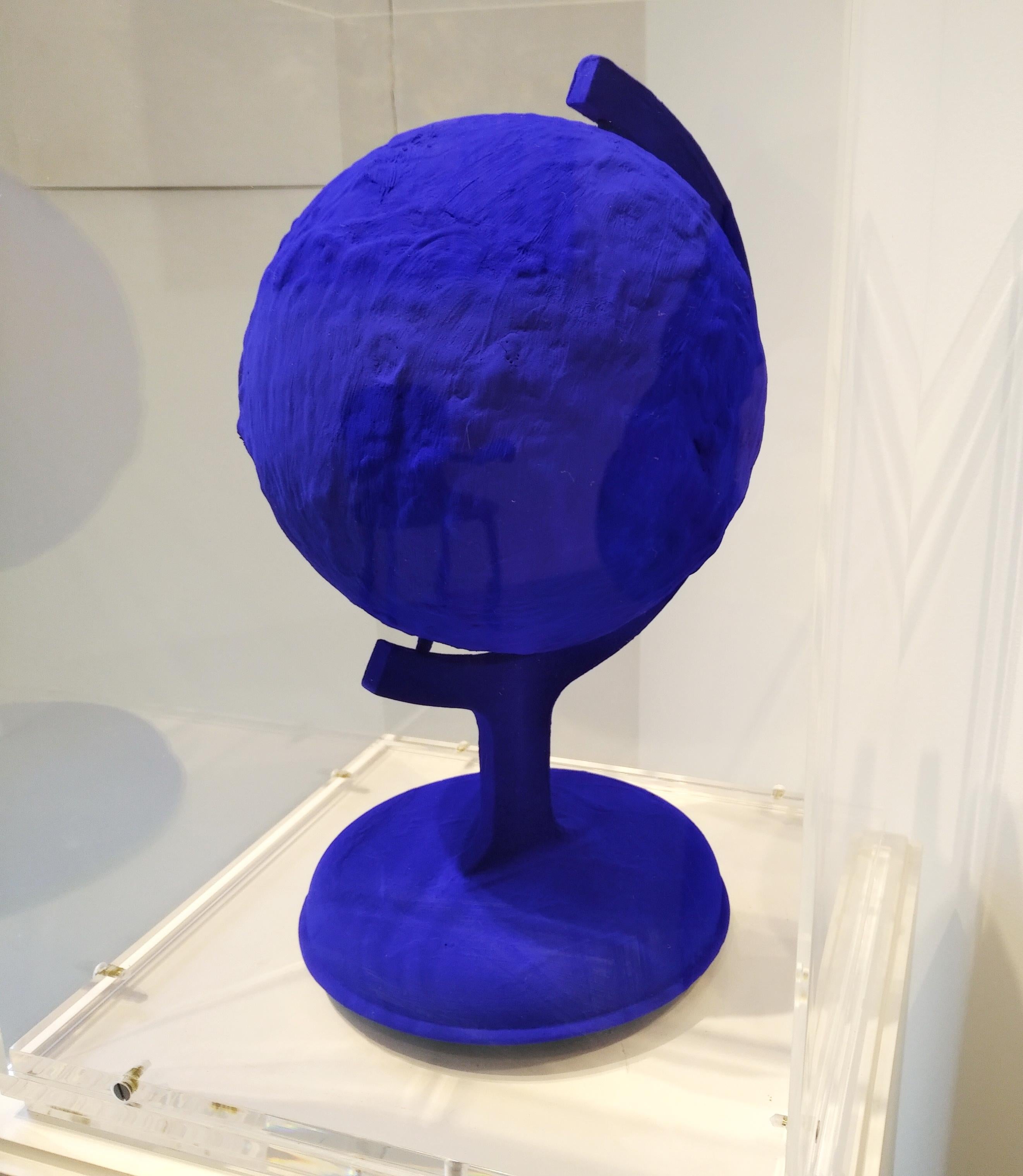Yves Klein Blaue Erde Skulptur IKB Pigment Gips Abguss in Plexiglas Box 2