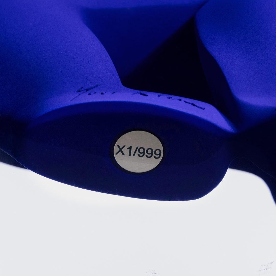 YVES KLEIN L'OURS POMPON Escultura limitada incluye COA IKB Diseño Contemporáneo en venta 6