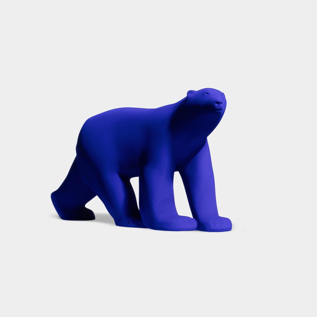YVES KLEIN L'OURS POMPON Escultura limitada incluye COA IKB Diseño Contemporáneo - Figurative Sculpture Gris de Yves Klein