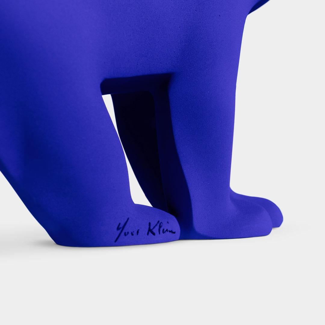 YVES KLEIN L'OURS POMPON Escultura limitada incluye COA IKB Diseño Contemporáneo en venta 5