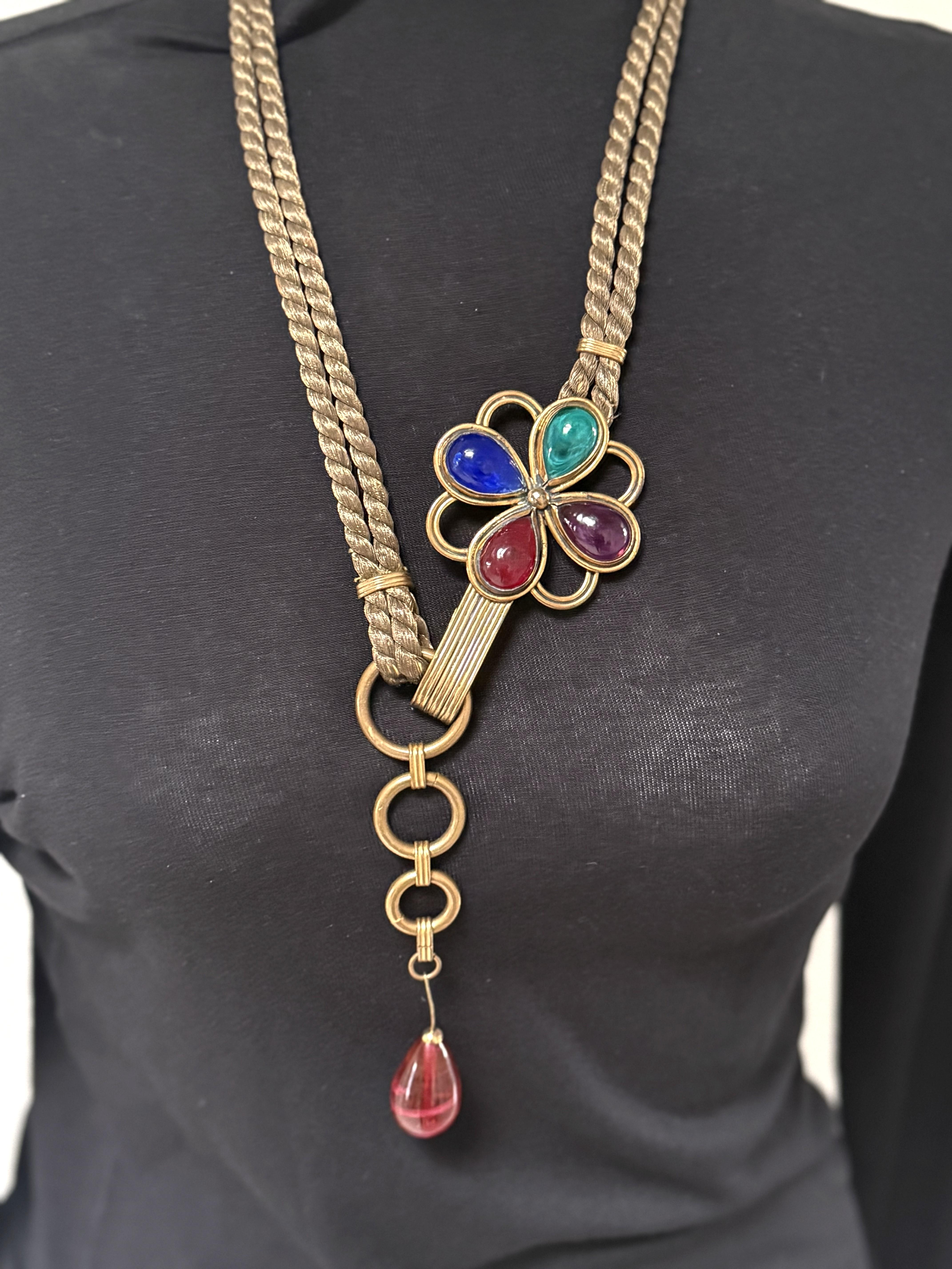 Una cintura/collana molto precoce  di Yves Saint Laurent, Parigi, collezione Hauter Couture 1968, disegnata da Roger Scemama for Yves Saint Laurent. In ottime condizioni per l'epoca e un pezzo da collezione!

Dimensioni:
Lunghezza totale della
