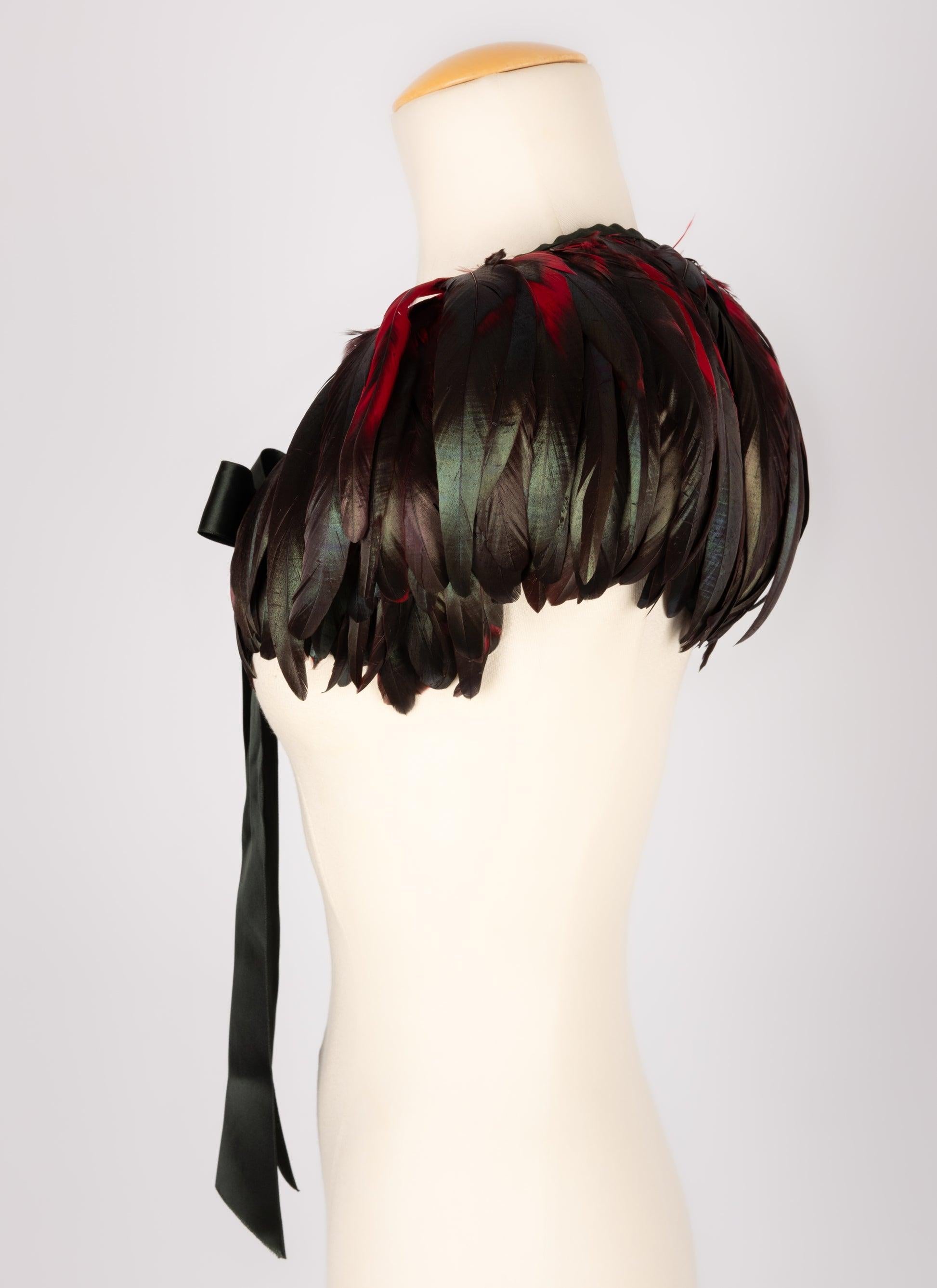 YVES SAINT LAURENT - (Made in France) Accessory made of rooster feathers.

Additional information:
Condition: Good condition
Dimensions: Length: 190 cm

Seller Reference: ACC58
