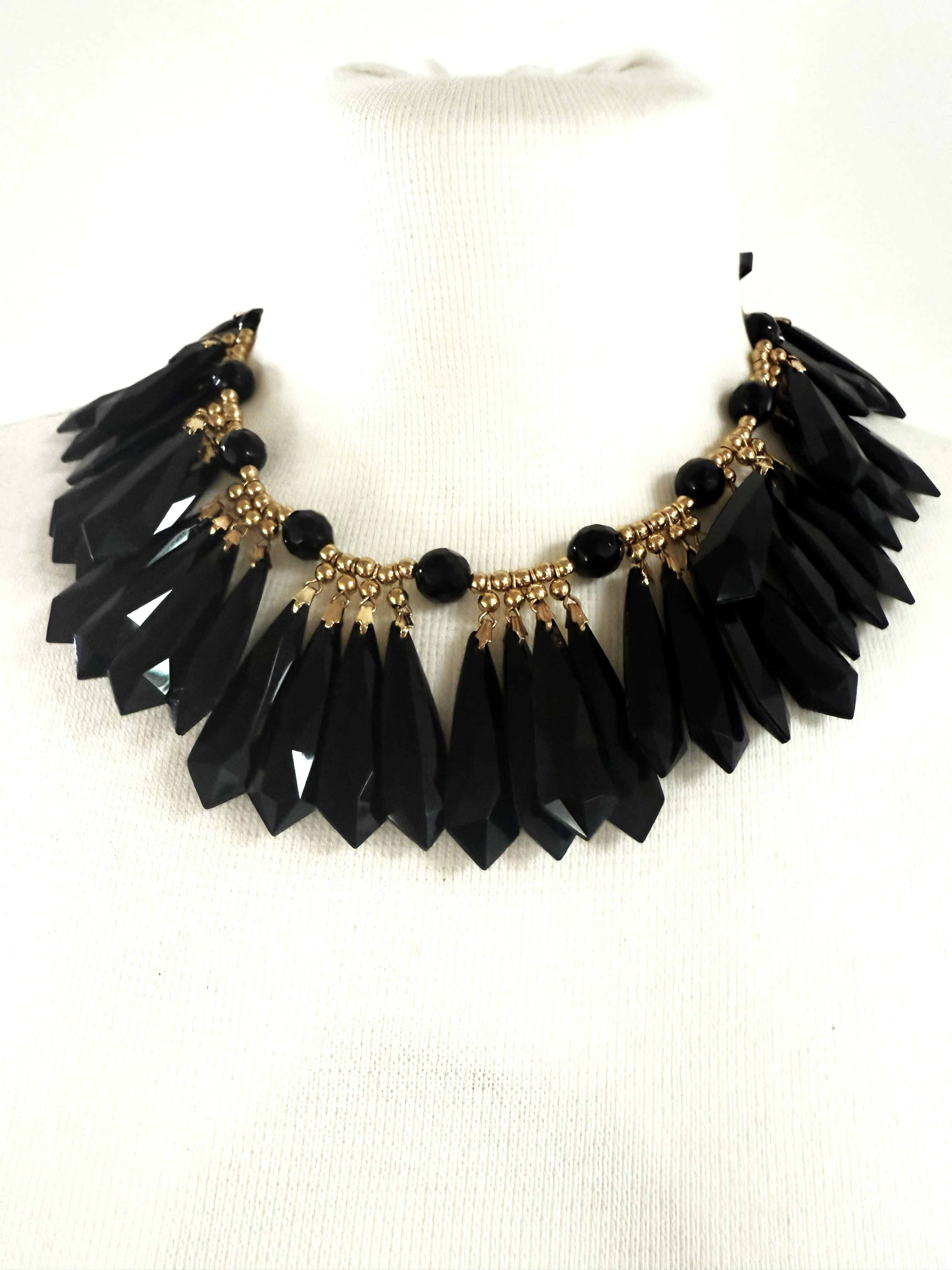 Yves Saint Laurent Paris, Collection Prèt-à-Porter , circa 1980 Collier à pampilles en métal doré et résine noire de jais. Très bonne composition !

Dimensions :
Largeur    5 cm 
Longueur   40 cm 
Glands noirs 4 cm, L 1 cm 

