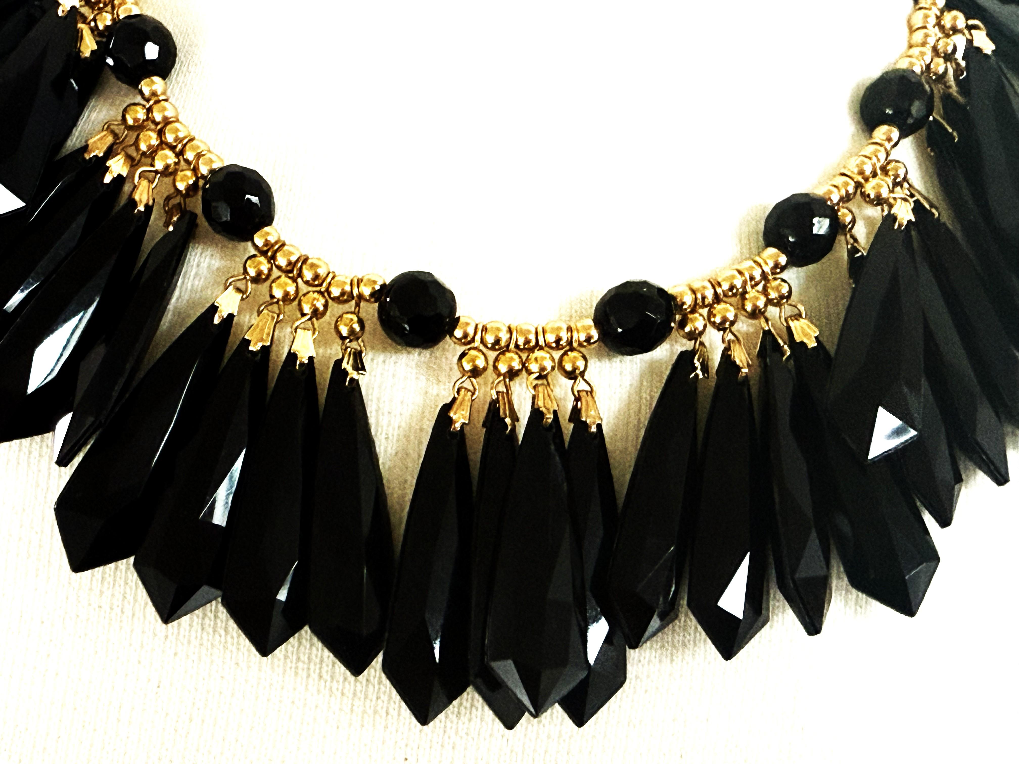 Yves Saint Lauren, prè-à-porter, 1980, métal doré,  col à pompon en résine noir de jais Excellent état - En vente à Stuttgart, DE