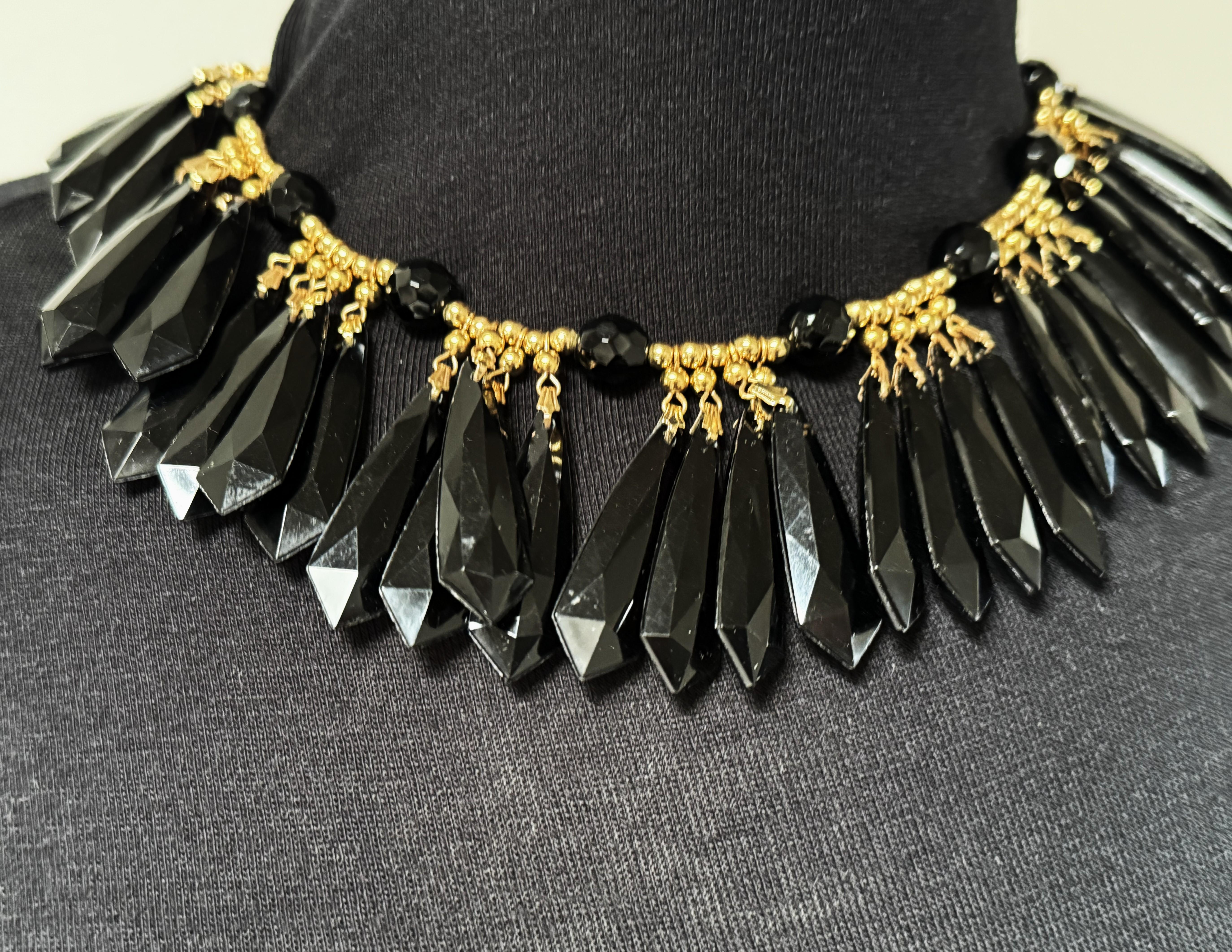 Yves Saint Lauren, prè-à-porter, 1980, métal doré,  col à pompon en résine noir de jais en vente 1