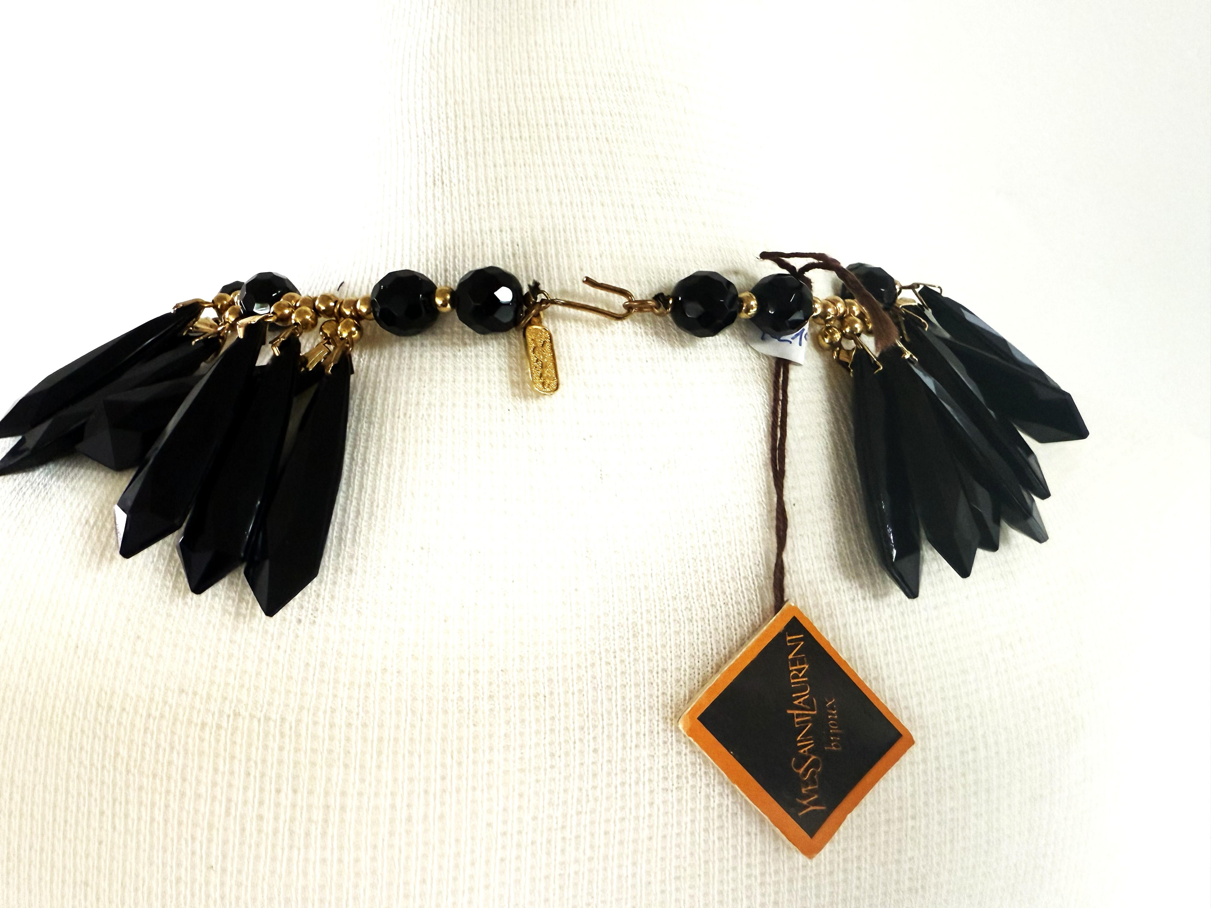 Yves Saint Lauren, prè-à-porter, 1980, métal doré,  col à pompon en résine noir de jais en vente 2