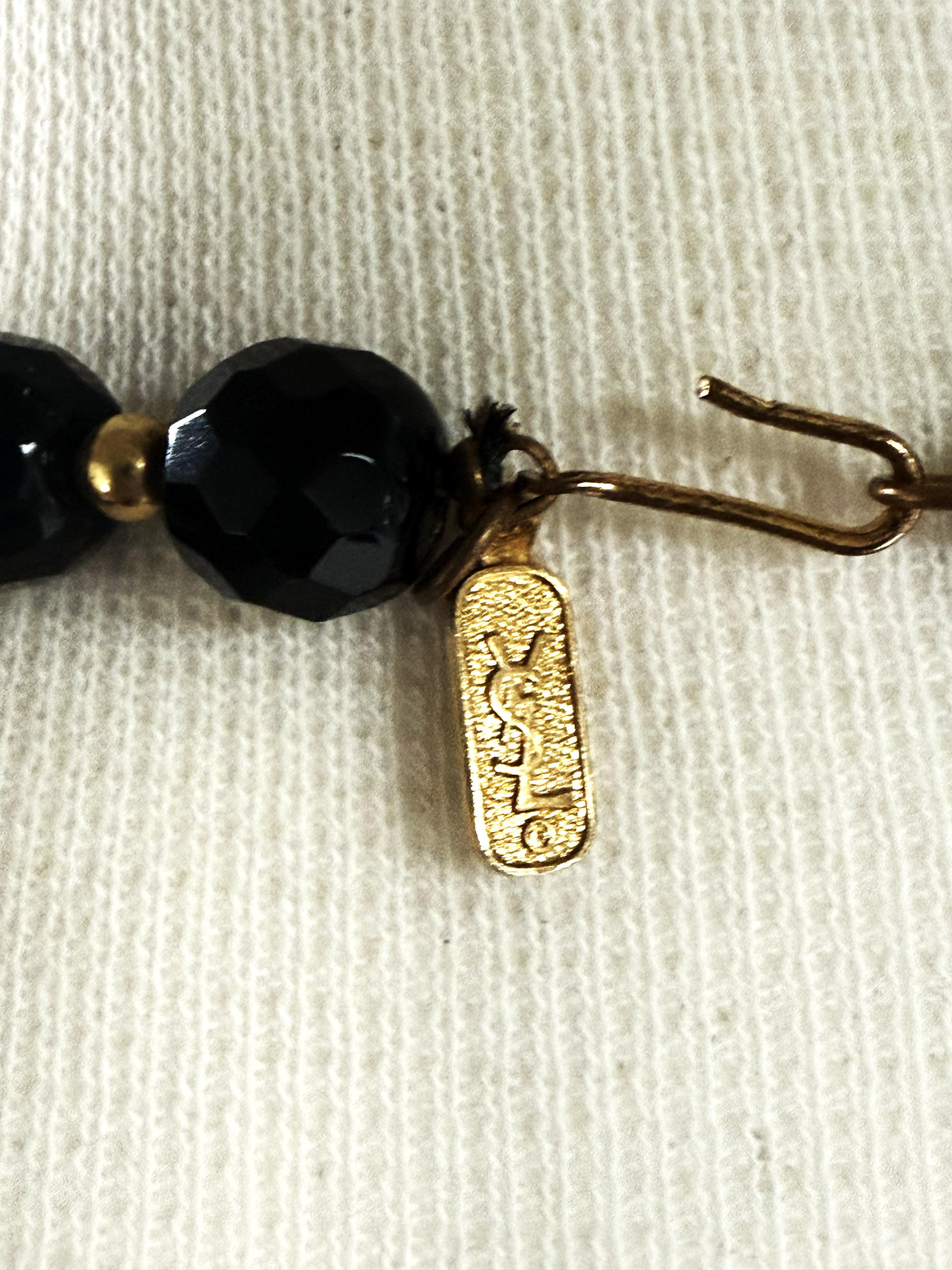 Yves Saint Lauren, prè-à-porter, 1980, métal doré,  col à pompon en résine noir de jais en vente 3