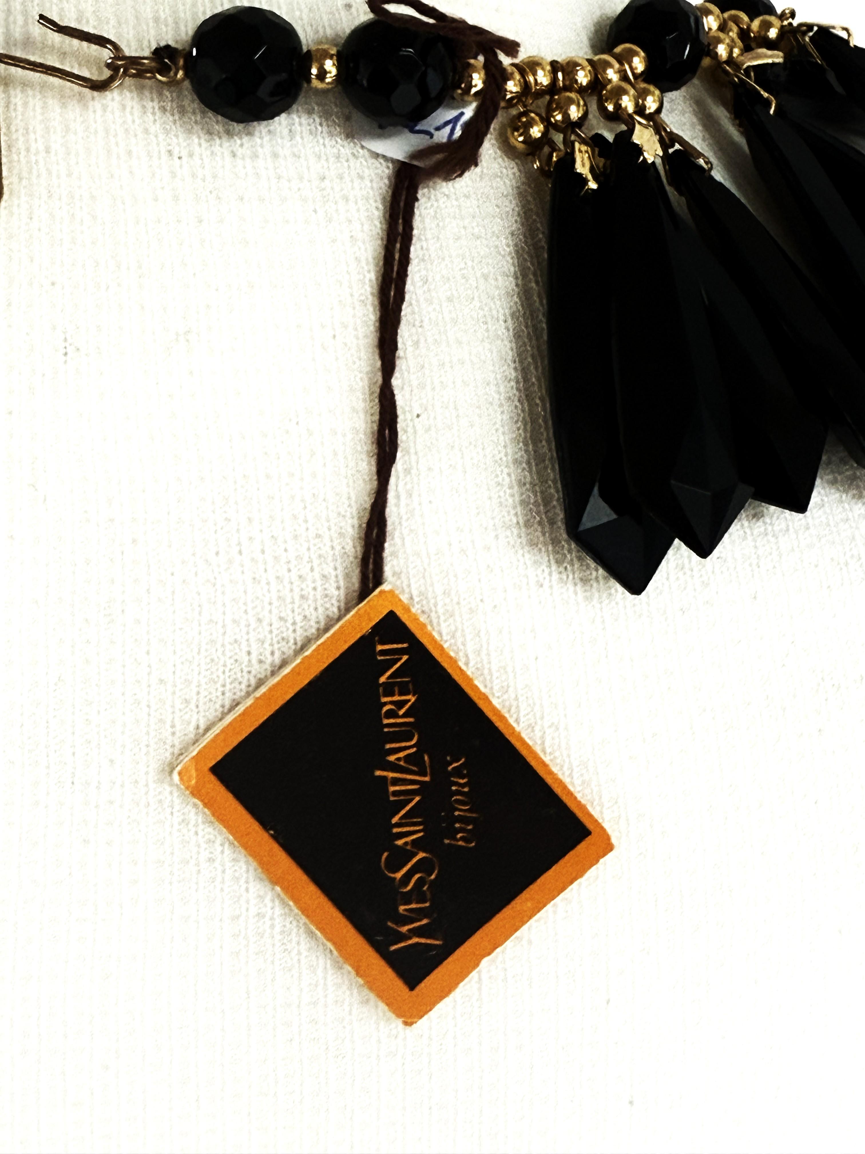 Yves Saint Lauren, prè-à-porter, 1980, métal doré,  col à pompon en résine noir de jais en vente 4