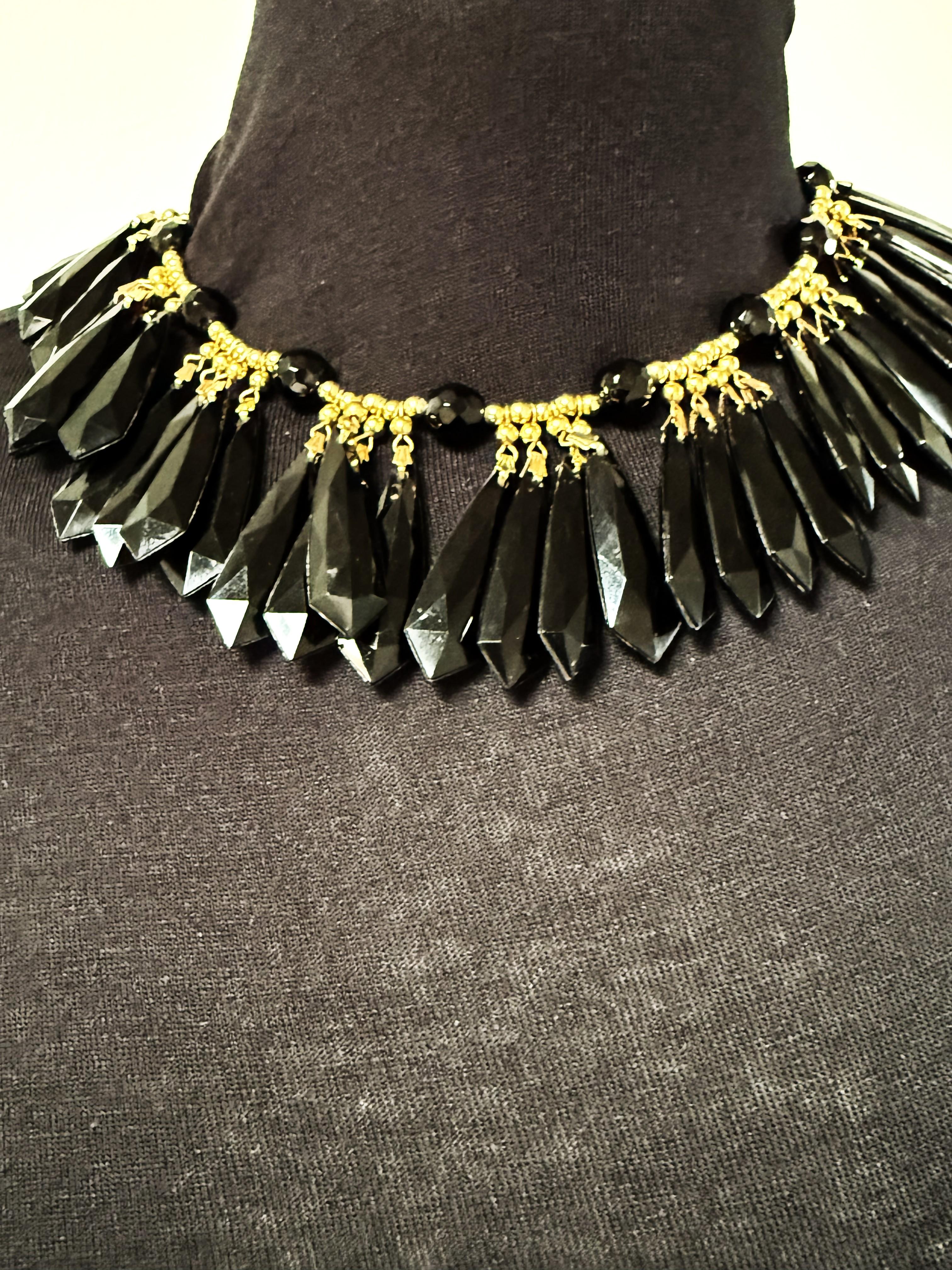 Yves Saint Lauren, prè-à-porter, 1980, métal doré,  col à pompon en résine noir de jais en vente 5