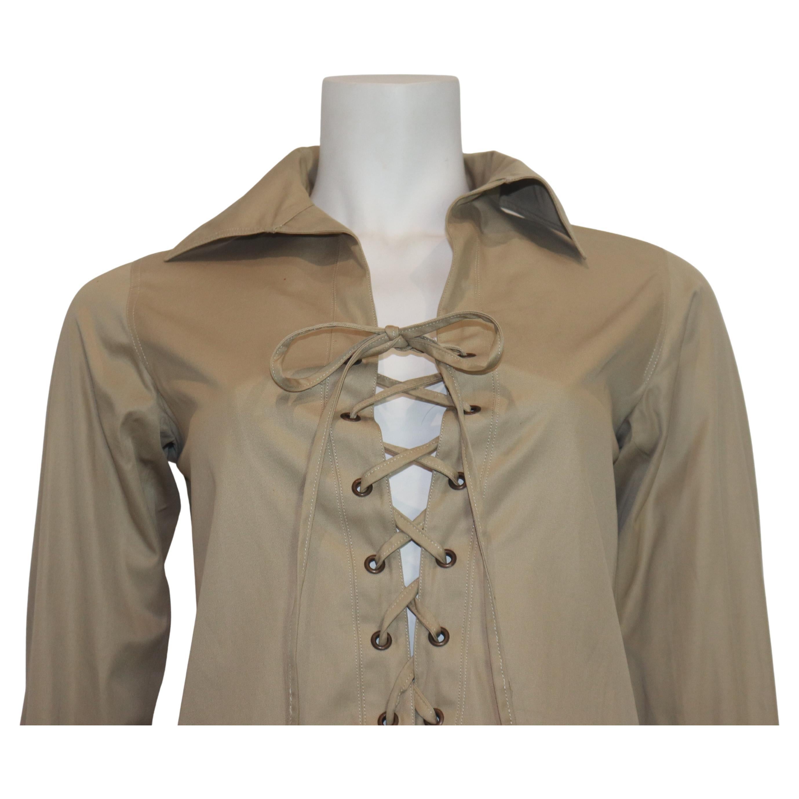Minivestido SAFARI 1968 de algodón caqui con cordones de la Colección Safari 1968. Se trata de una variación del vestido Safari de Yves Saint Laurent que lleva Veruschk en la fotografía de Franco Ruartelli.

Procedencia: Este vestido procede de la