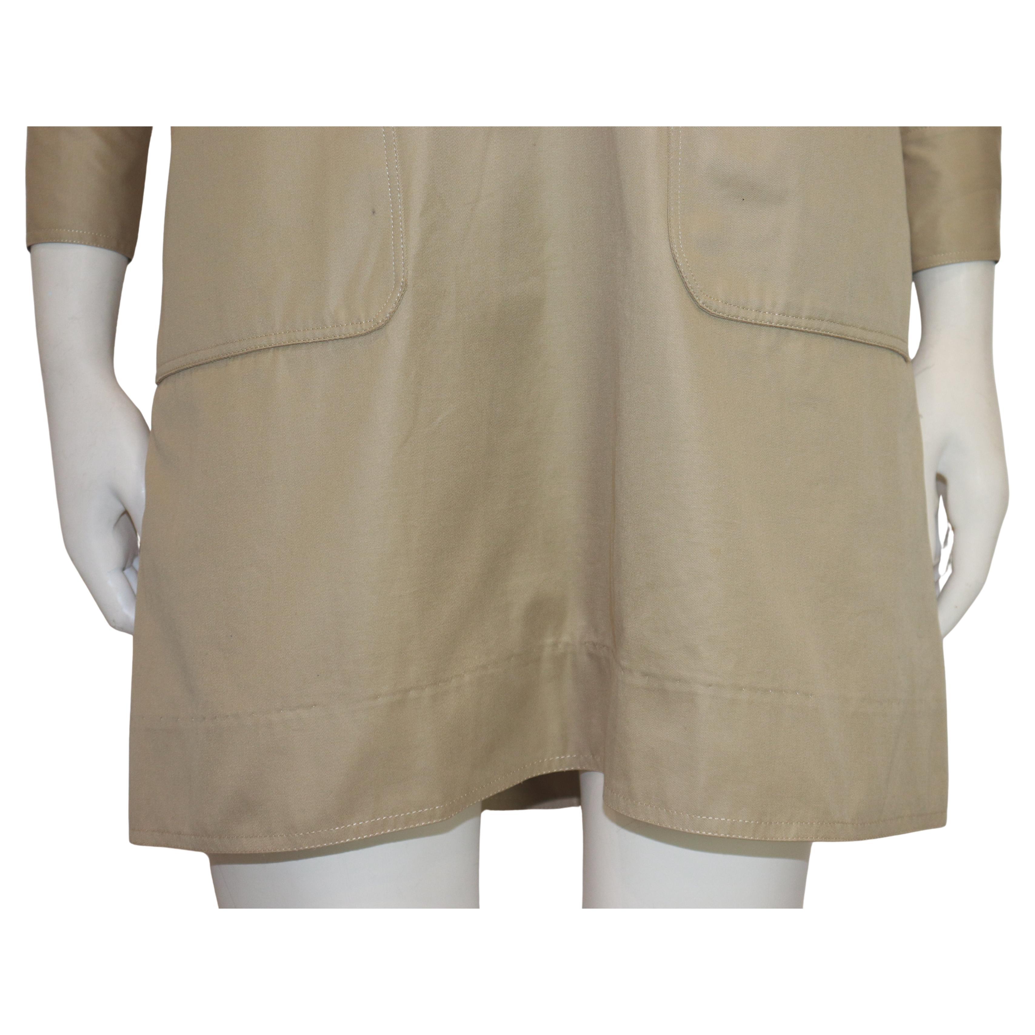 YVES SAINT LAURENT 1968 Minivestido safari con cordones de algodón caqui en venta 1