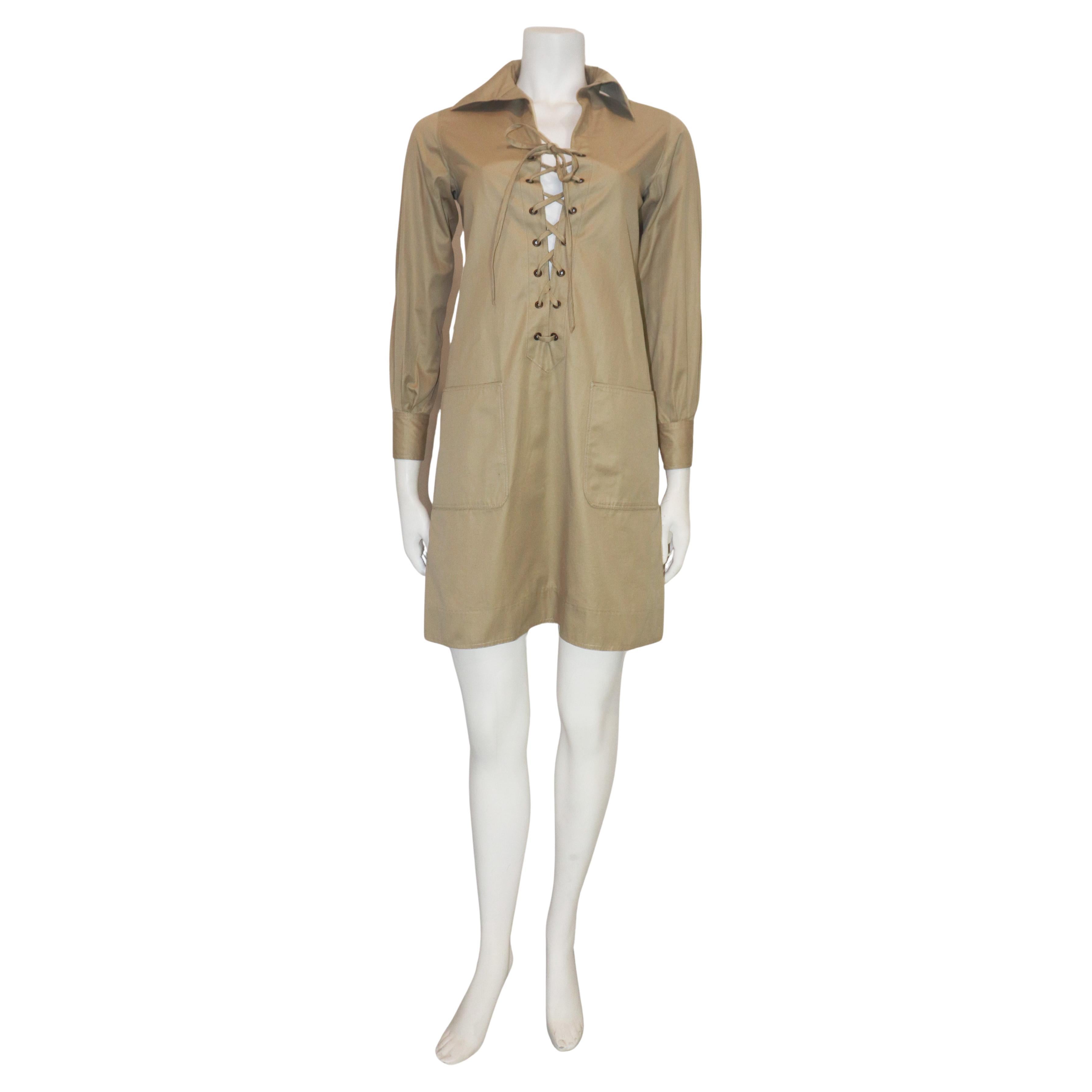 YVES SAINT LAURENT 1968 Minivestido safari con cordones de algodón caqui en venta