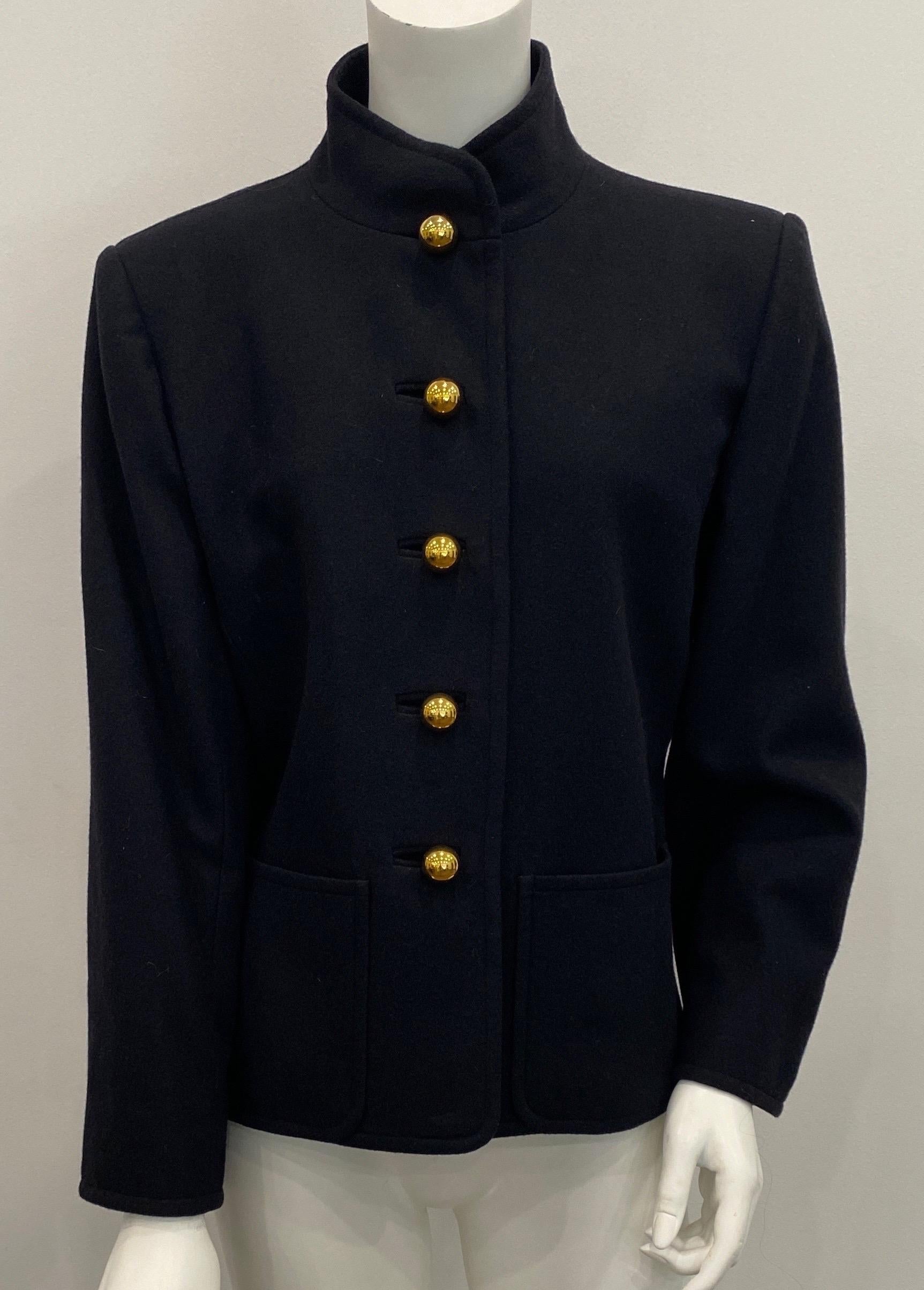 Yves Saint Laurent Rive Gauche 1970's Veste en laine souple double face noire. Taille 44 Cette pièce vintage spectaculaire est à boutonnage unique avec 5 gros boutons boule dorés, a 2 poches plaquées sur le devant et est entièrement doublée. Les