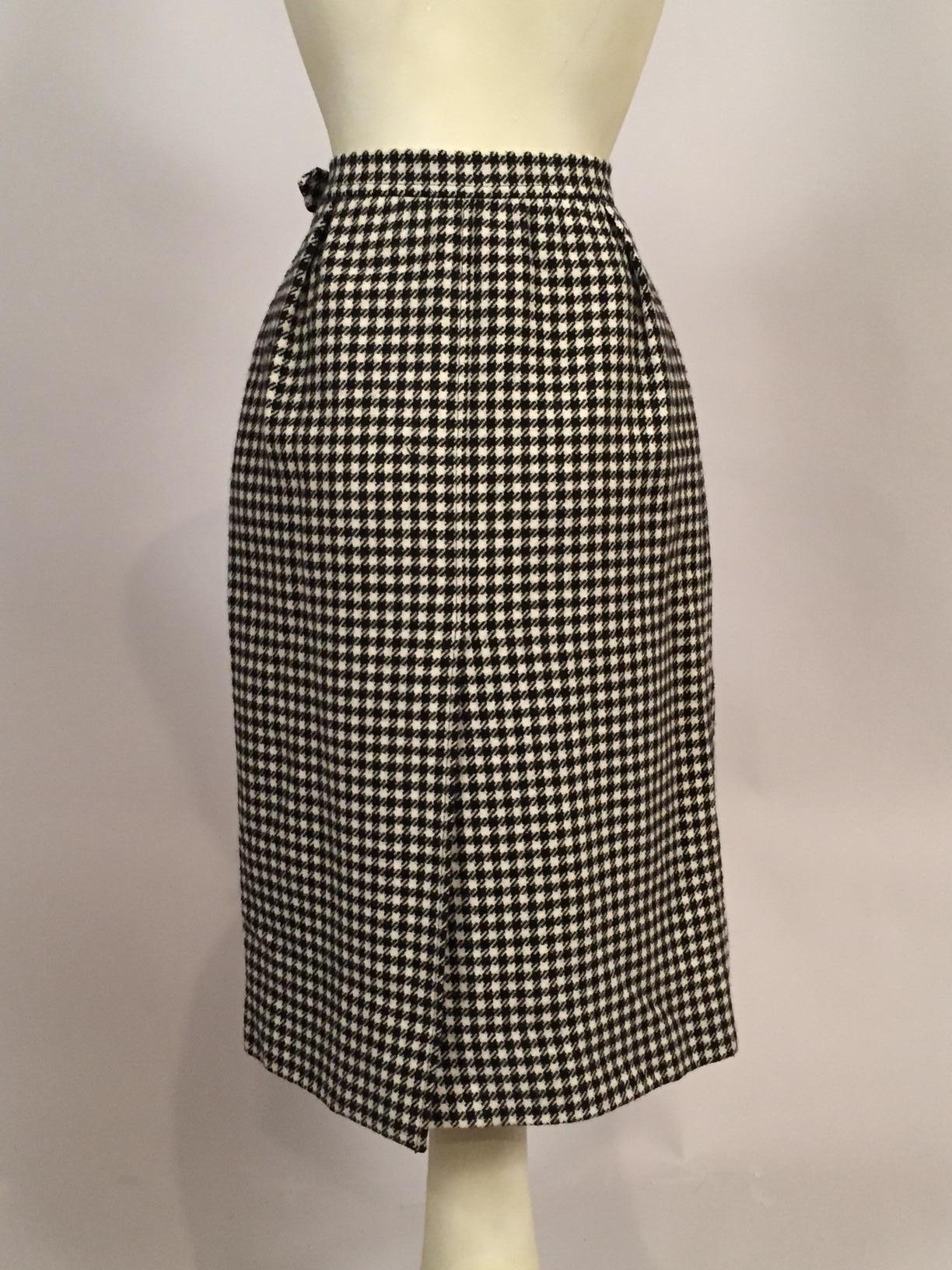 Yves Saint Laurent 1970er Karierter Rock aus Wolle in Schwarz & Weiß Damen im Angebot