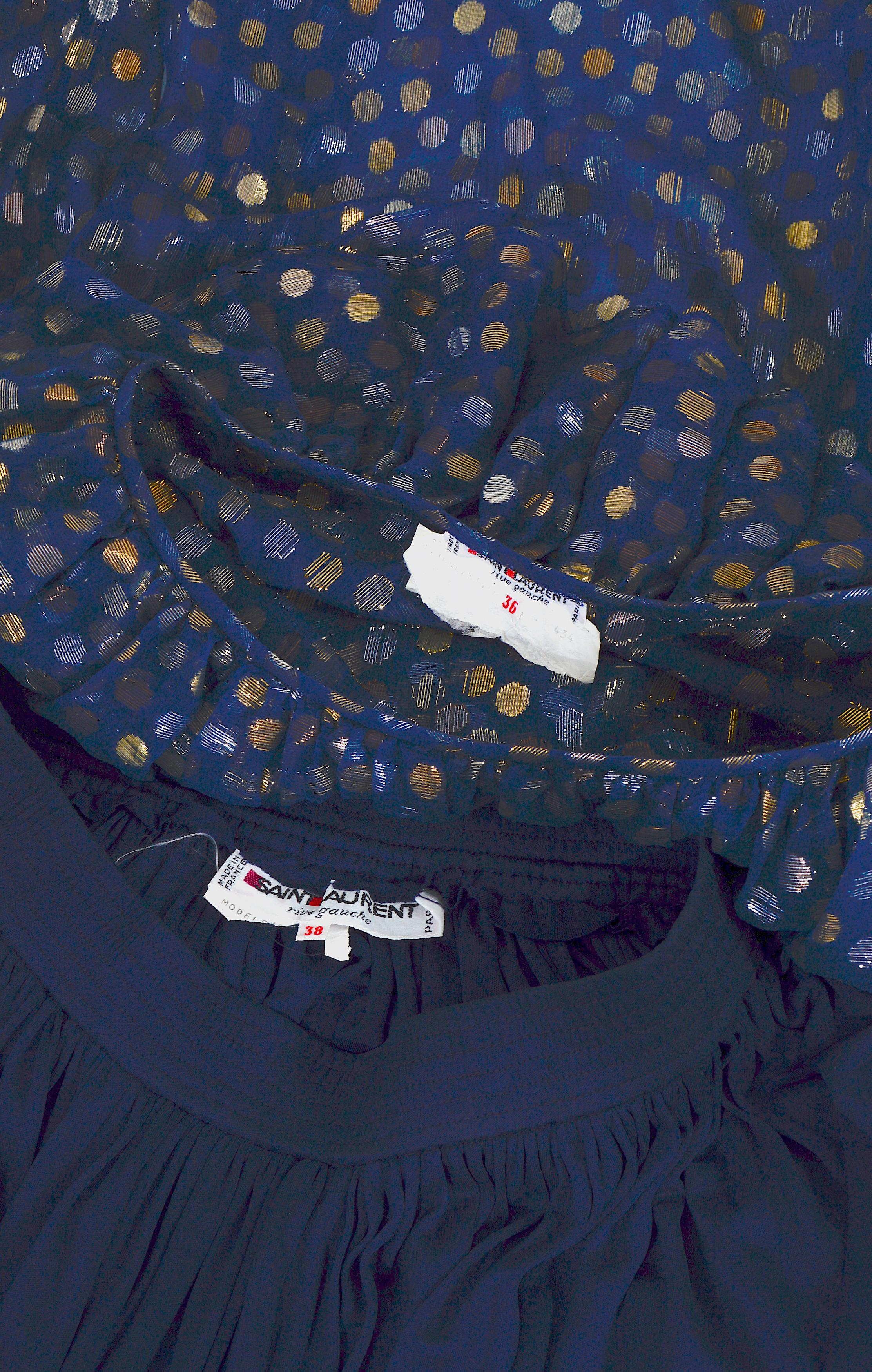 Ensemble blouse à pois en mousseline de soie bleue et jupe en jersey de soie bleue Yves Saint Laurent 1970 en vente 7