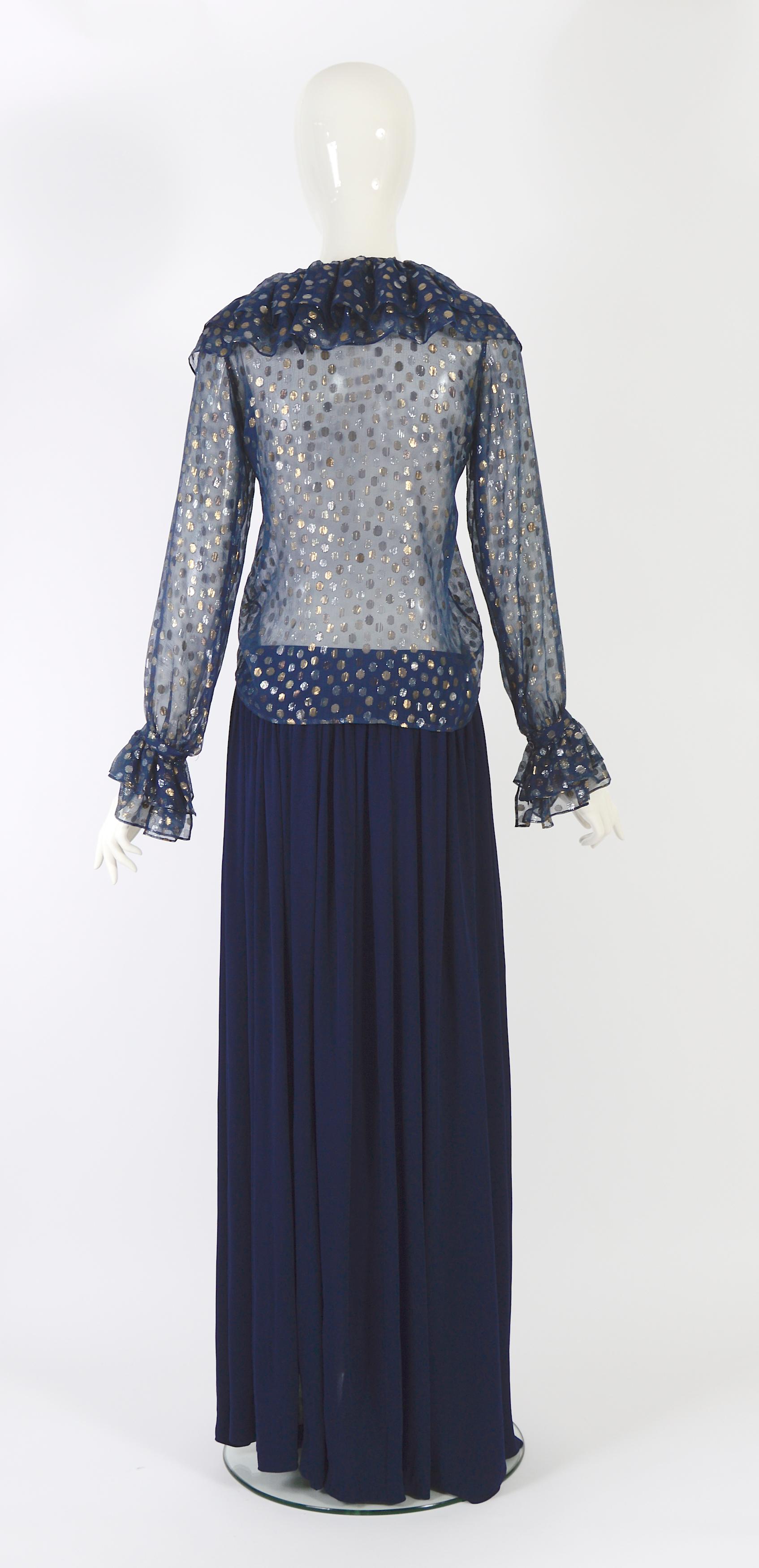 Ensemble blouse à pois en mousseline de soie bleue et jupe en jersey de soie bleue Yves Saint Laurent 1970 en vente 1
