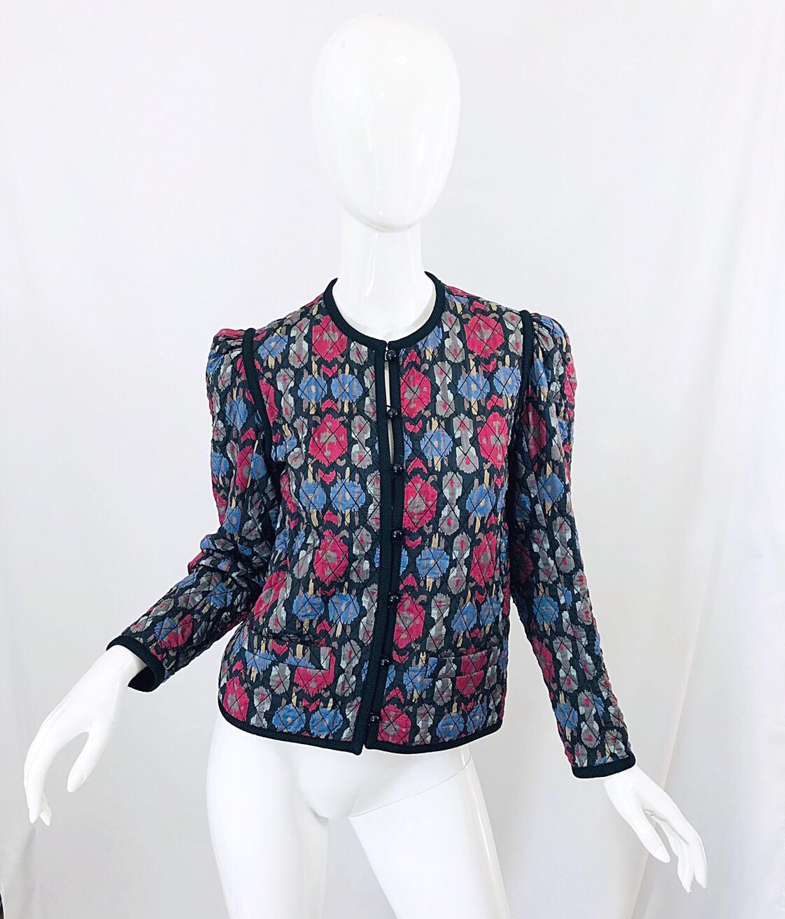 Such a chic late 1970s quilted silk jacket by YVES SAINT LAURENT YSL Rive Gauche (possibly from the famed Russian Collection) ! Features an Ikat like print in tones of red, blue, grey and ivory. Stylish little puff sleeves. Signature black lacquer