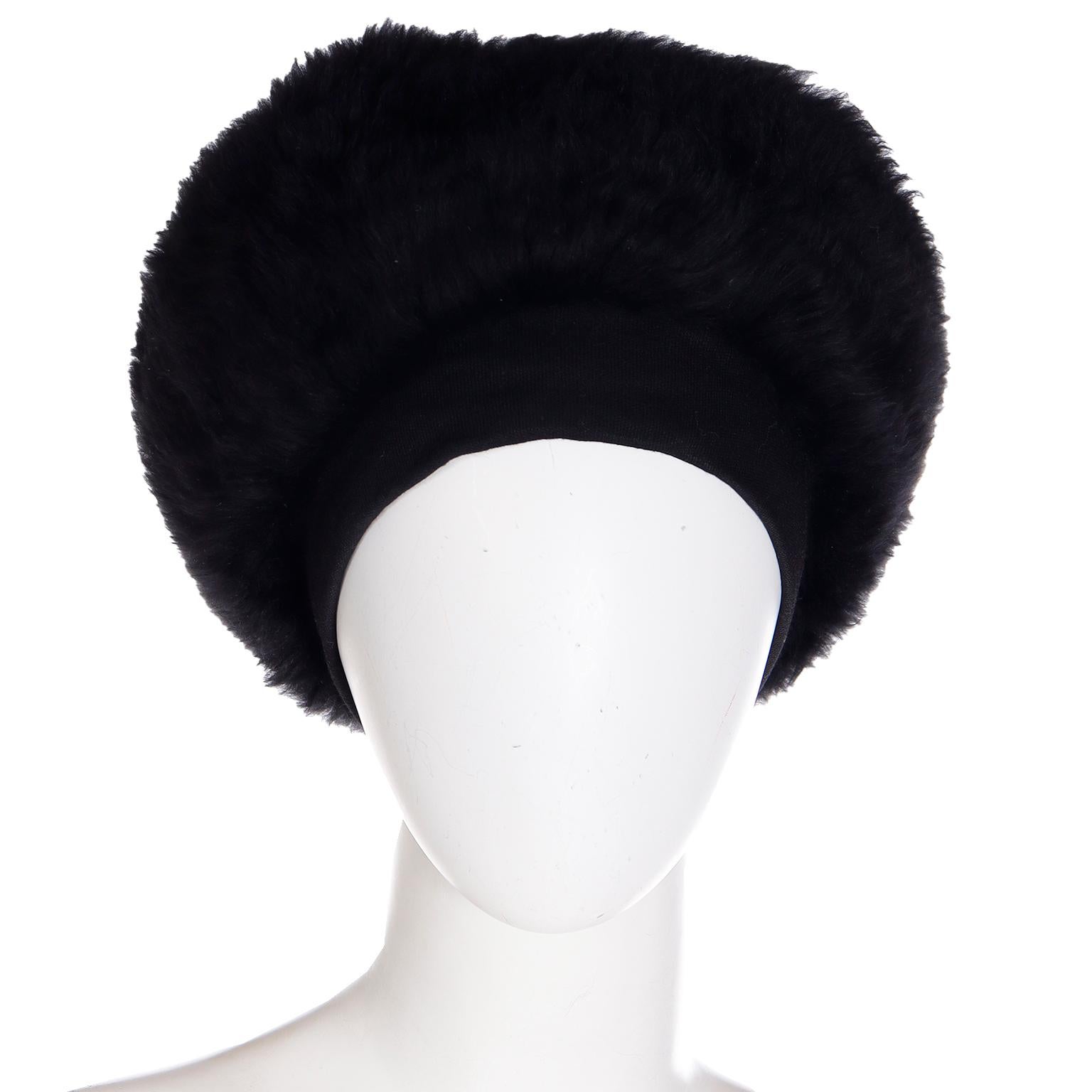 Dies ist eine große Vintage Yves Saint Laurent 1976/77 Hut  verleihen Ihnen in diesem Winter sofortigen Stil! Diese schwarze Schafspelzmütze hat ein bequemes Strickband, das mit einem Band im Nacken befestigt wird. Dieser fabelhafte Hut wurde in den