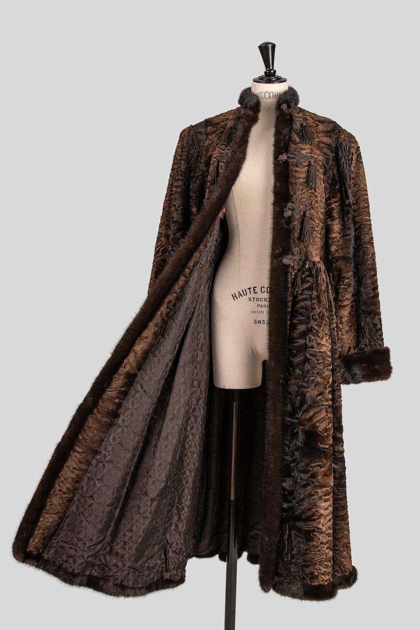 YVES SAINT LAURENT Manteau de collection russe à queue de cheval et bordure en fourrure de vison marron, 1976 Pour femmes en vente