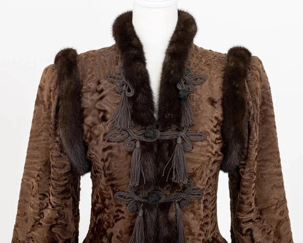 Yves Saint Laurent gehörte zu den ersten großen Designern, die die traditionelle russische Kleidung zelebrierten, und seine üppige Herbst-Winter-Kollektion 1976/77 