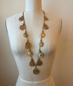 Yves Saint Laurent 1977 Collana con medaglione di monete gitane in tonalità oro a filo singolo