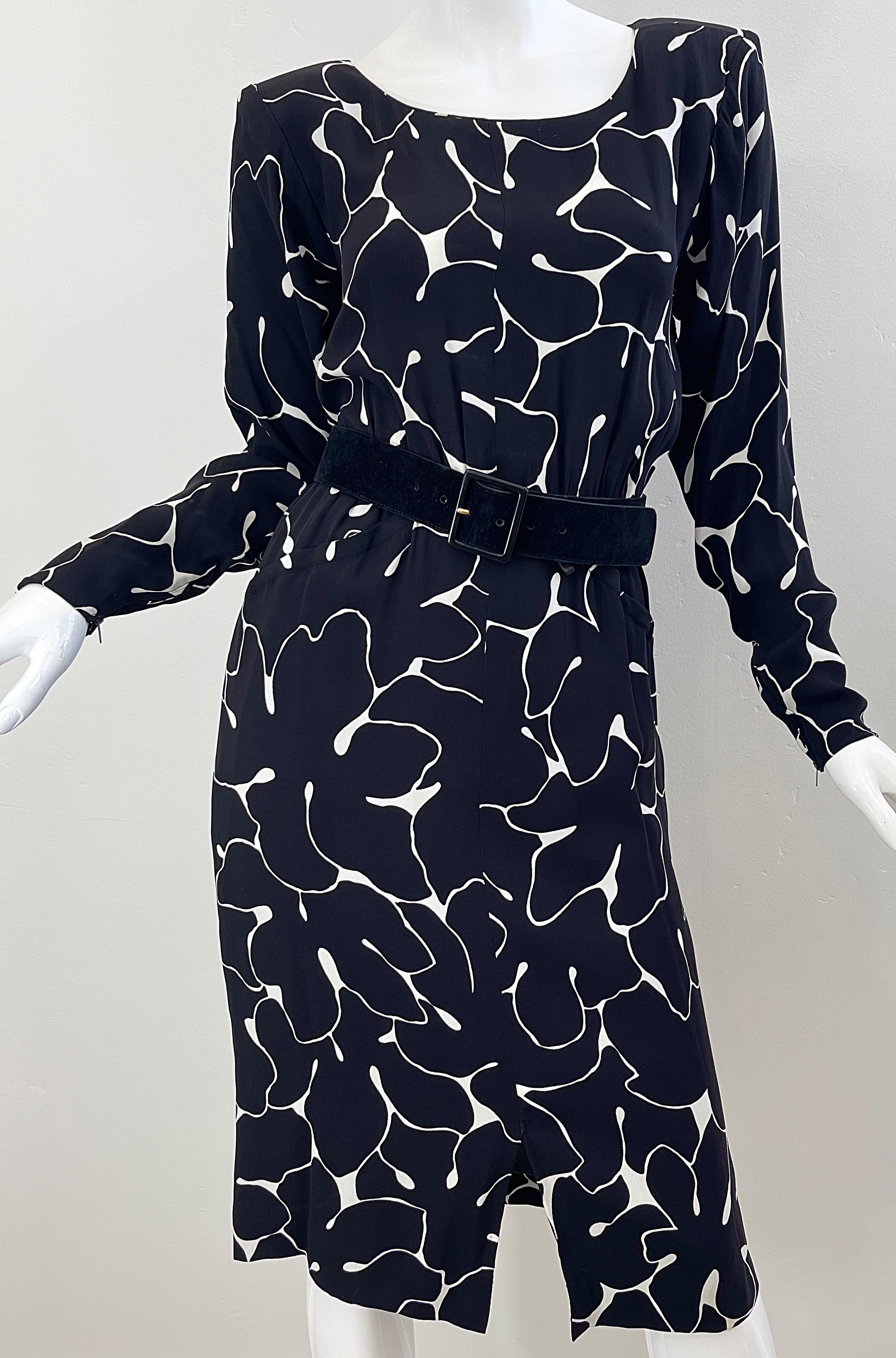 Yves Saint Laurent - Robe en crêpe de soie imprimé fleurs abstraites noires et blanches, années 1980 en vente 1