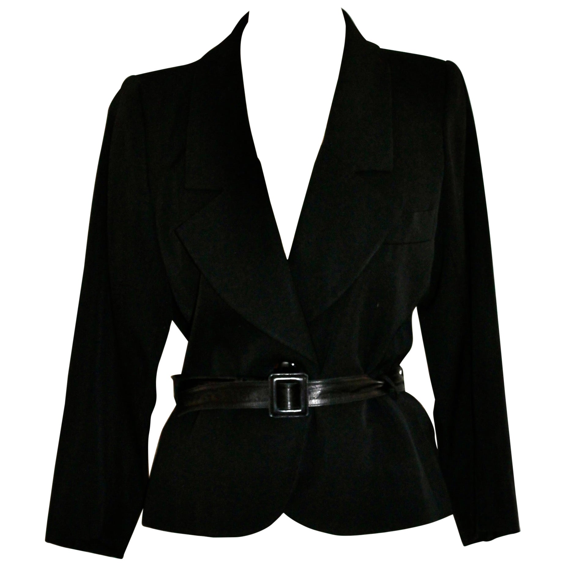 Yves Saint Laurent Veste « smoking » noire avec ceinture en cuir des années 1980
