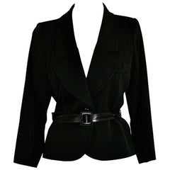 Yves Saint Laurent Veste « smoking » noire avec ceinture en cuir des années 1980