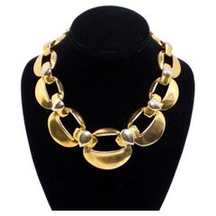 Yves Saint Laurent, collana anni '80 in oro e argento, con una forte carica di tensione