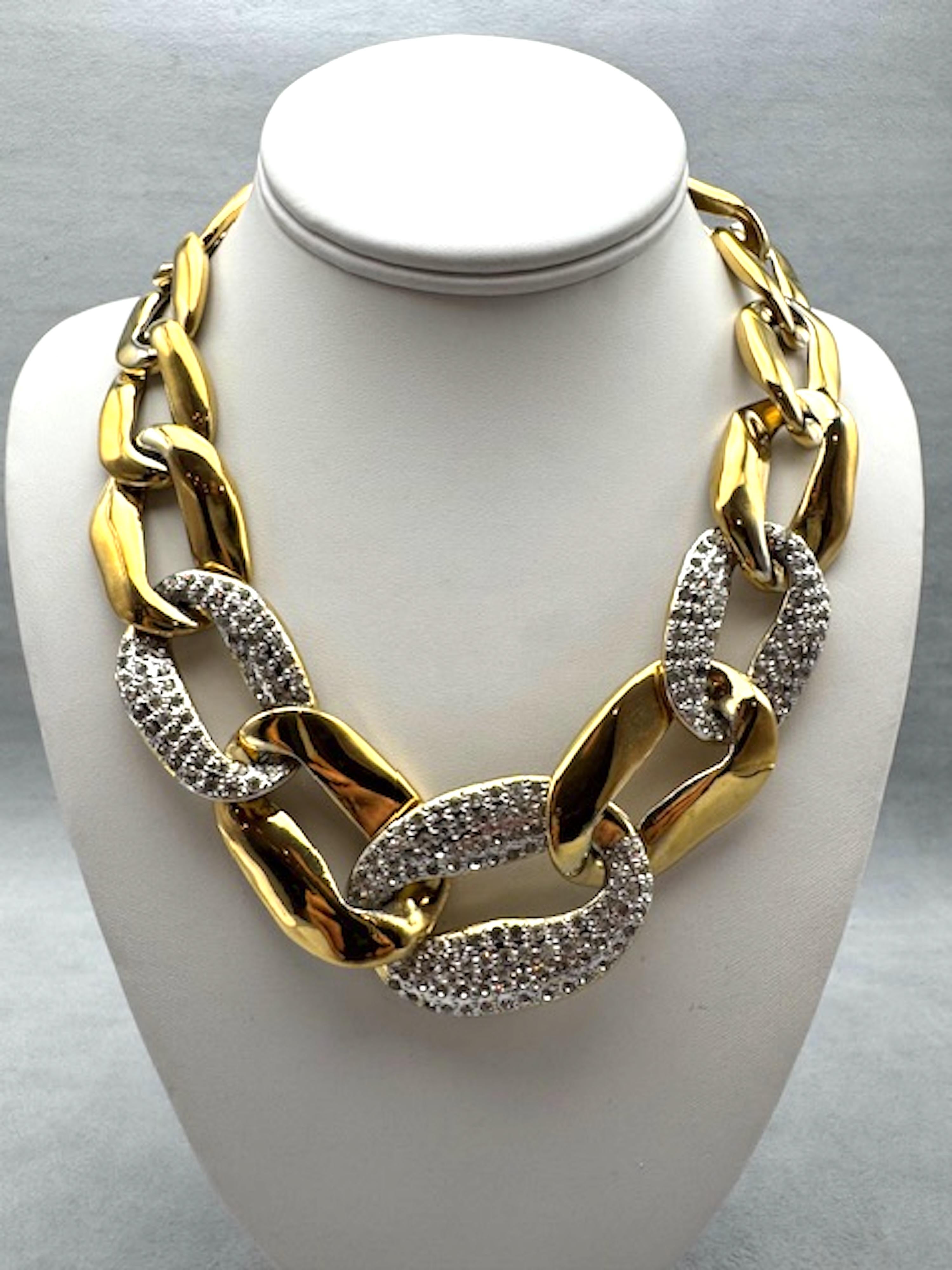 Yves Saint Laurent 1980 - Collier en chaîne à maillons dorés avec strass en vente 6