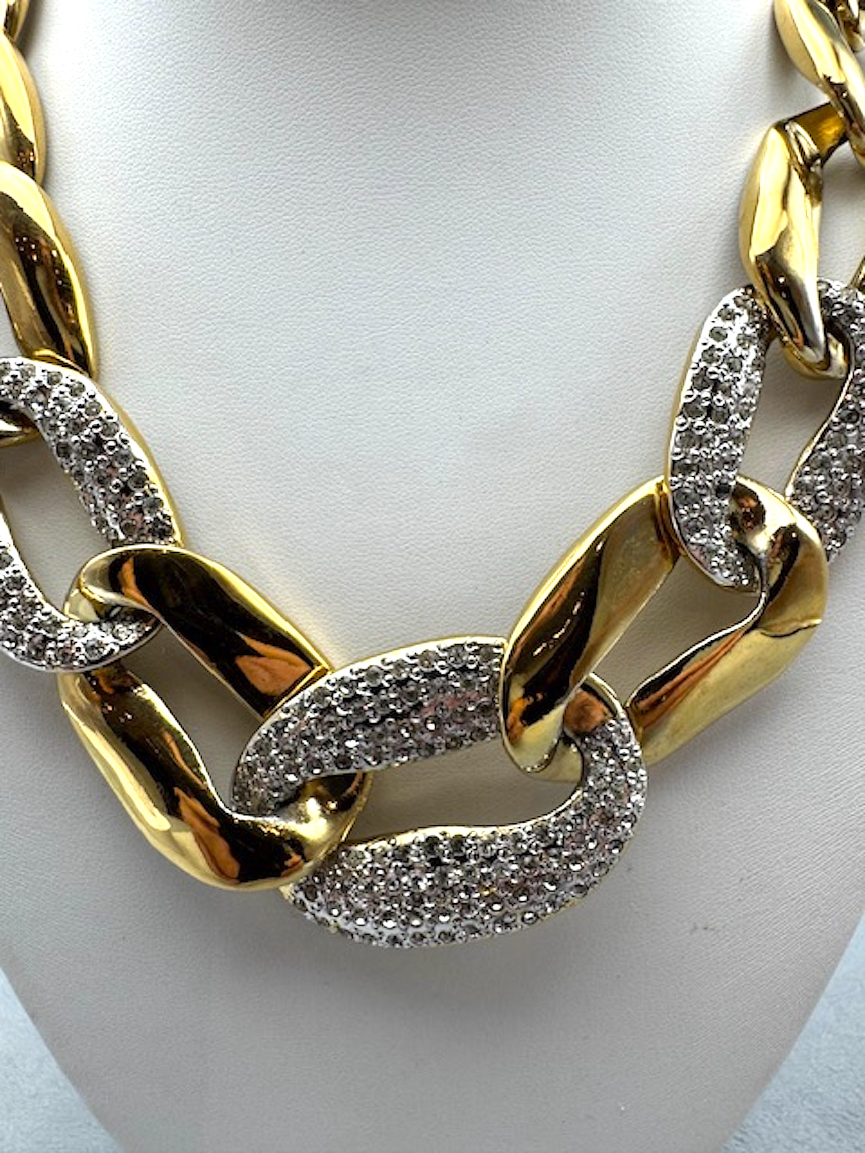 Yves Saint Laurent 1980 - Collier en chaîne à maillons dorés avec strass en vente 7