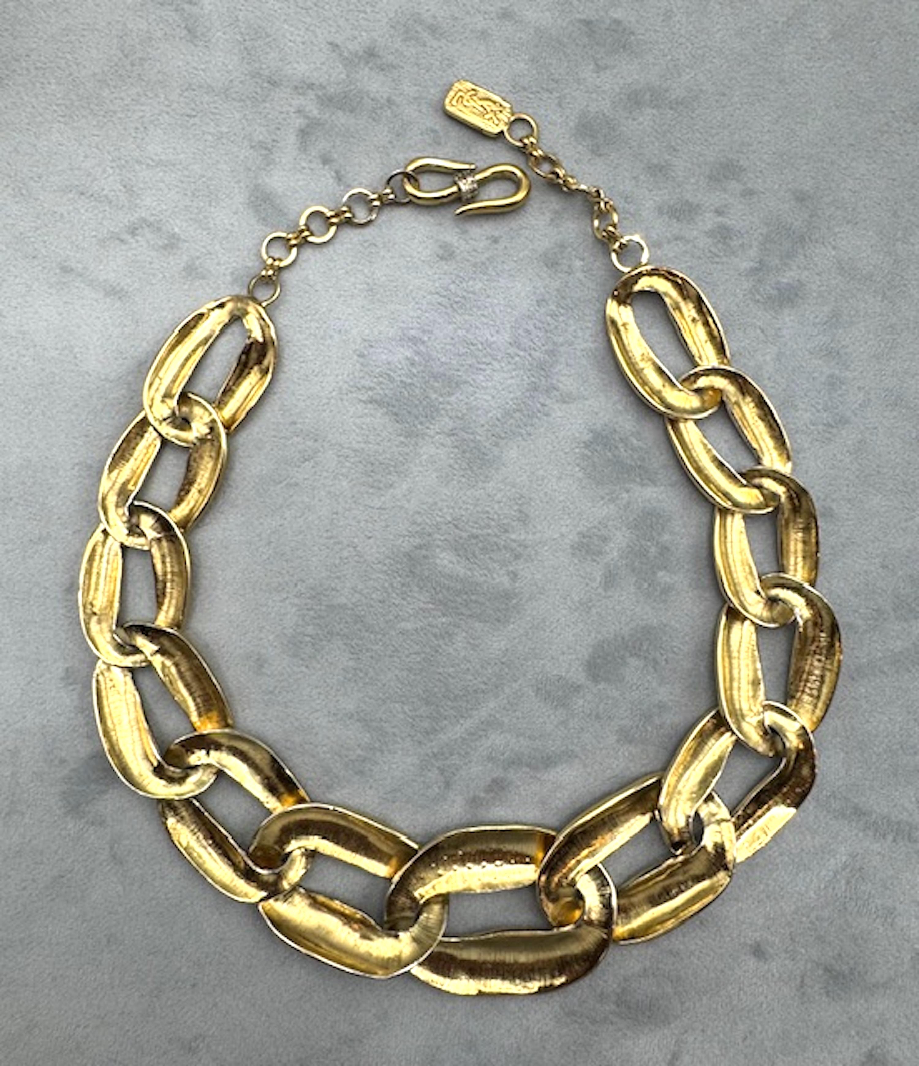 Yves Saint Laurent 1980 - Collier en chaîne à maillons dorés avec strass en vente 4