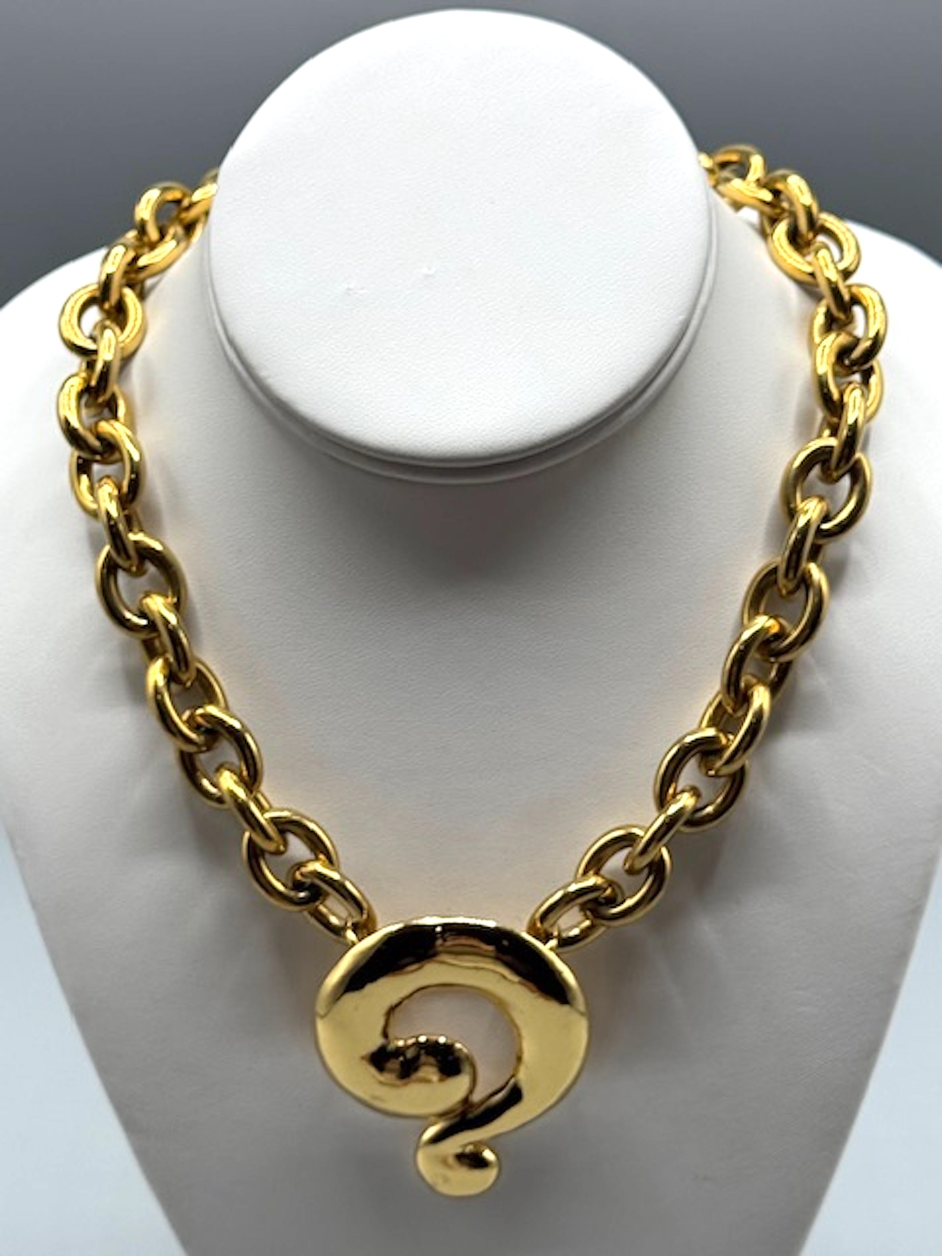 Collana con ciondolo in oro di Yves Saint Laurent degli anni '80 in vendita 7