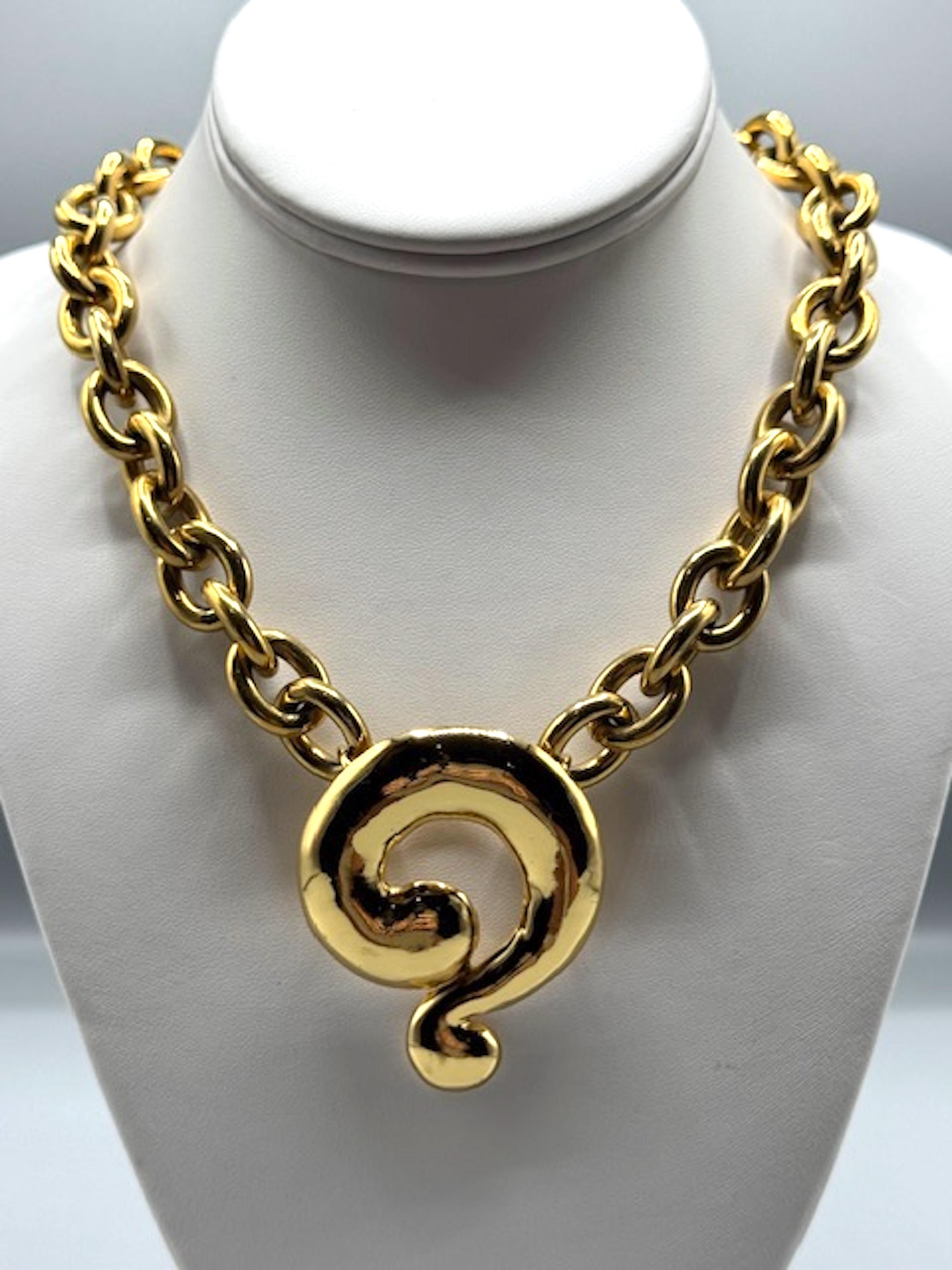 Collana con ciondolo in oro di Yves Saint Laurent degli anni '80 in vendita 5