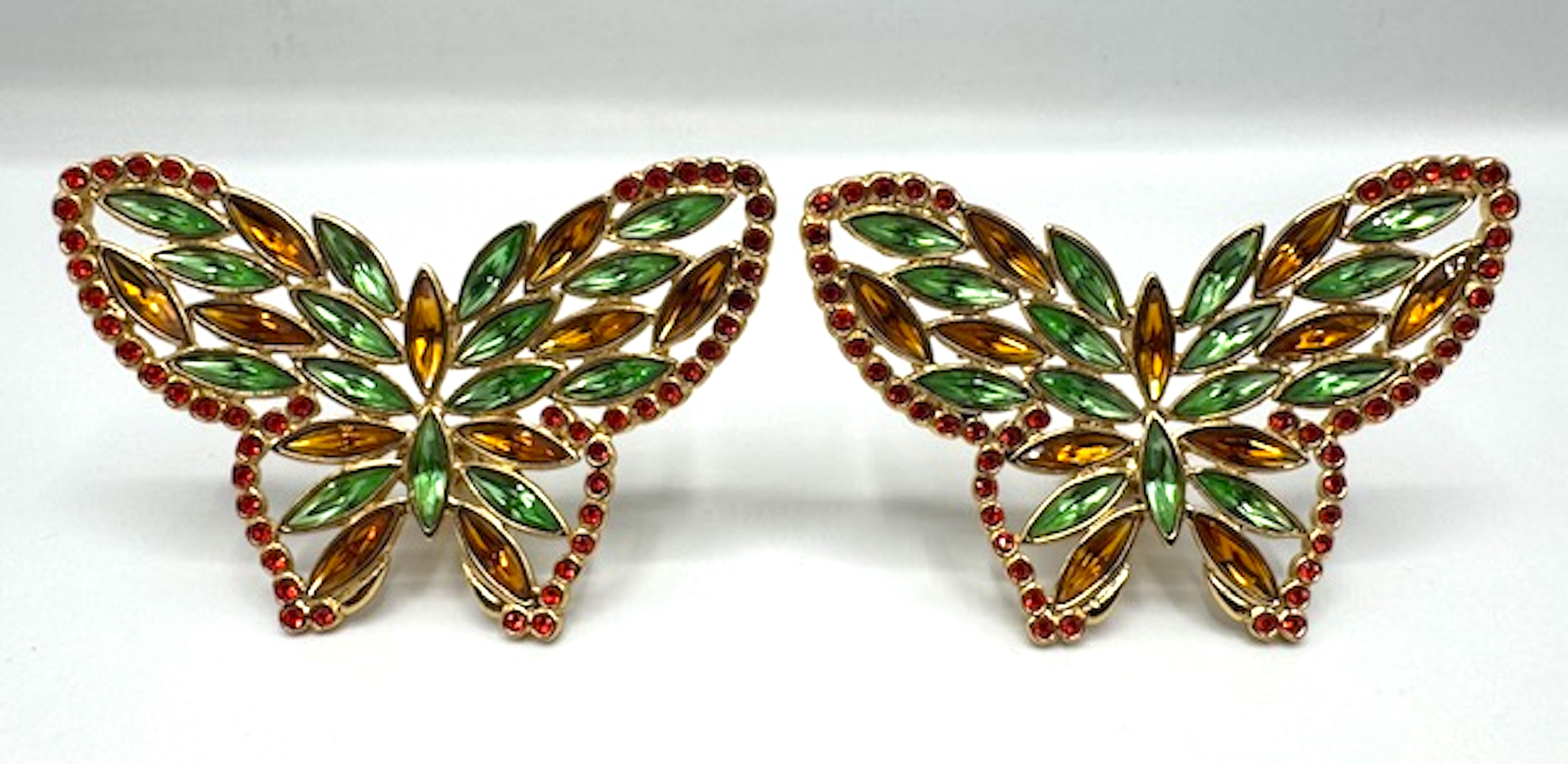 Très grande paire de boucles d'oreilles en or et strass pour Yves Saint Laurent, conçues par Robert Goossens dans les années 1980. Chacun mesure 2,25 pouces de large et 2 pouces de haut. Ils ont une plaque dorée brillante et sont sertis de strass