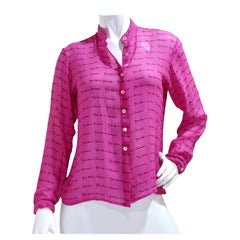 Blusa de malla rosa con monograma Yves Saint Laurent años 80