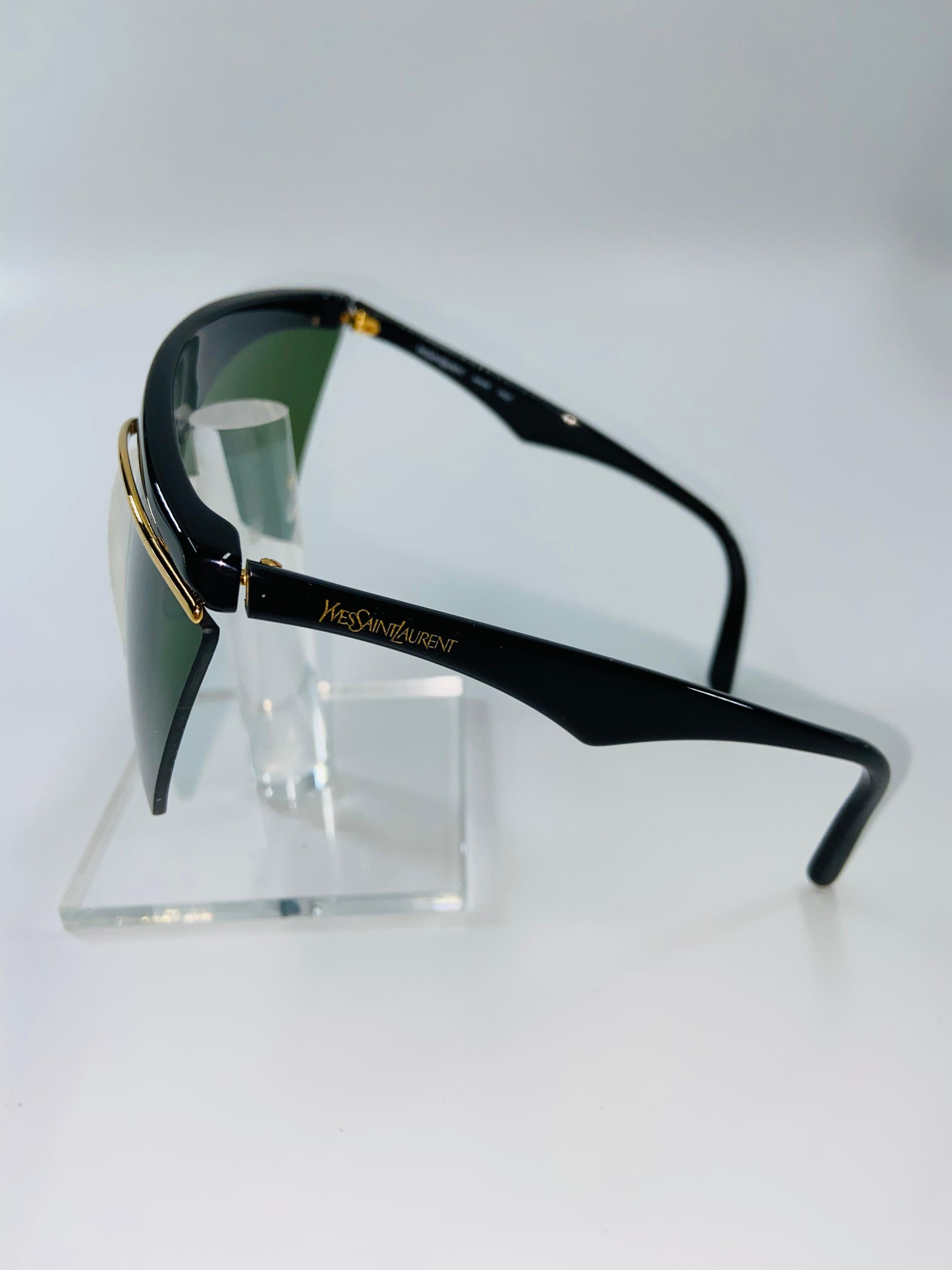 Yves Saint Laurent 1980er Seltene Dead Stock-Sonnenbrille in Schwarz & Gold (Grün) im Angebot