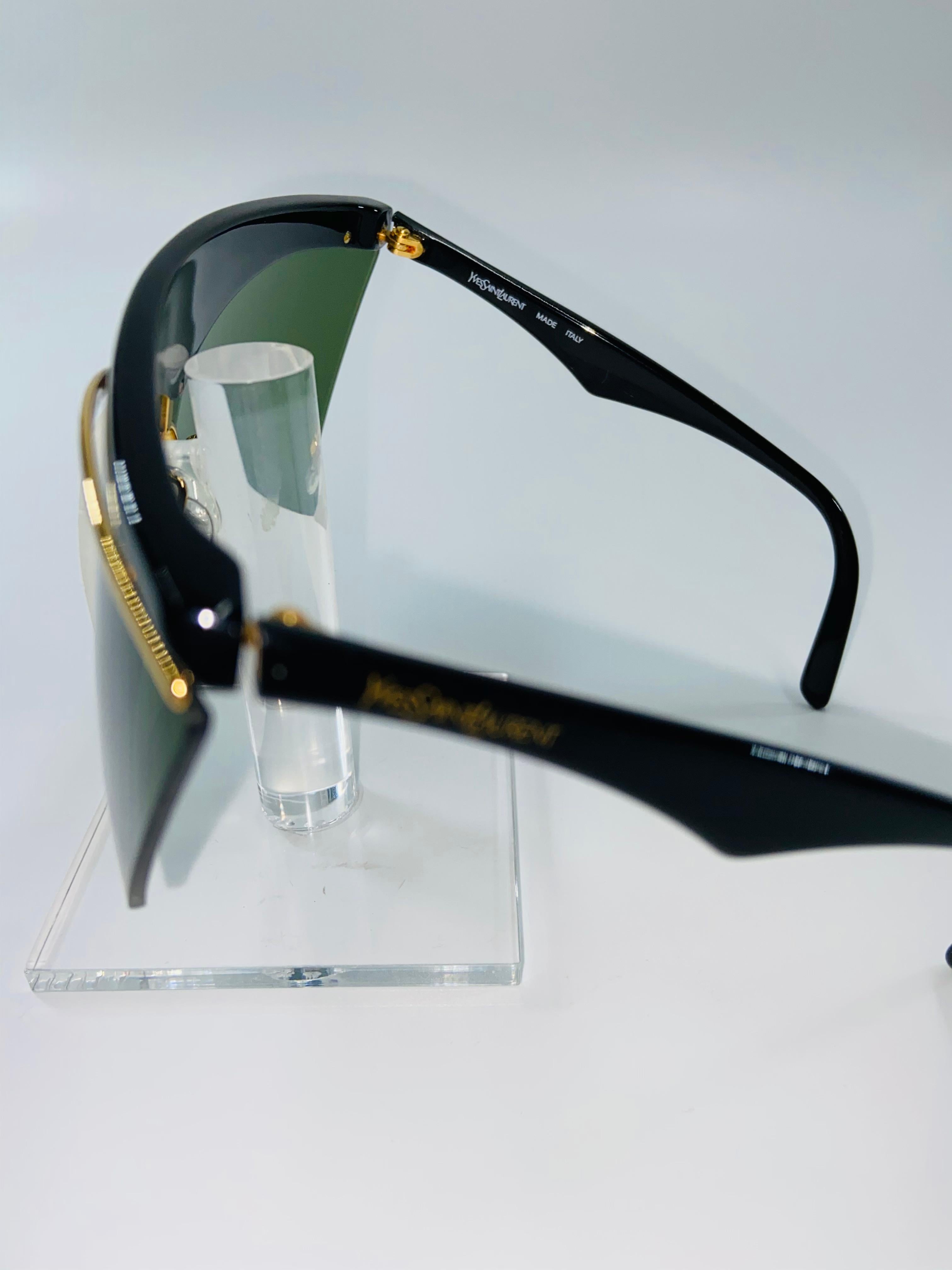 Yves Saint Laurent 1980er Seltene Dead Stock-Sonnenbrille in Schwarz & Gold im Angebot 1