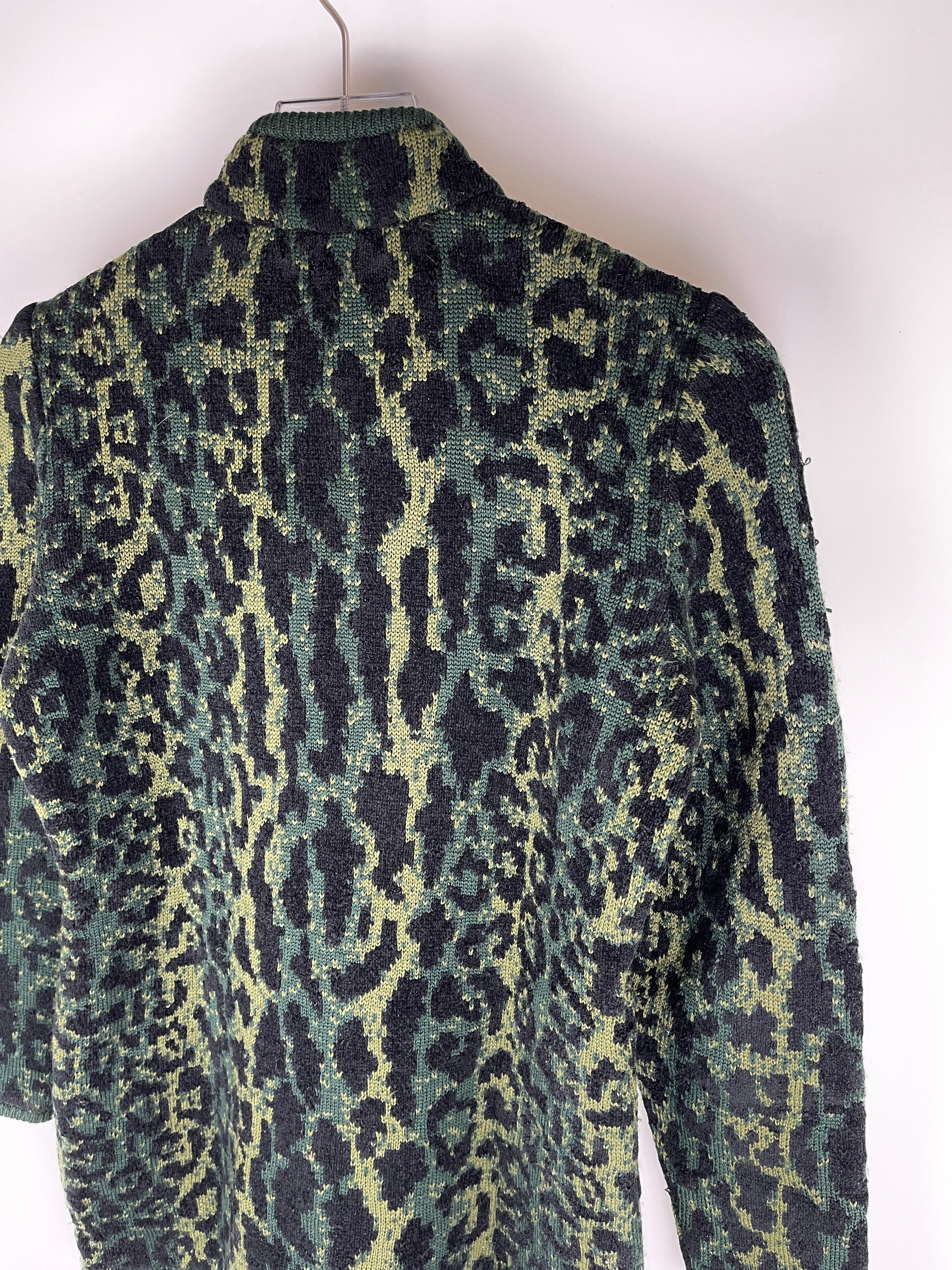 Vintage-Stück aus der Linie Yves Saint Laurent.

Das Kleidungsstück hat einen Allover-Print mit grünem Schneeleoparden, einen gerippten Saum und einen halben Reißverschluss.

Größe: Medium, passt der Größe nach. Es könnte auch eine Herrengröße von