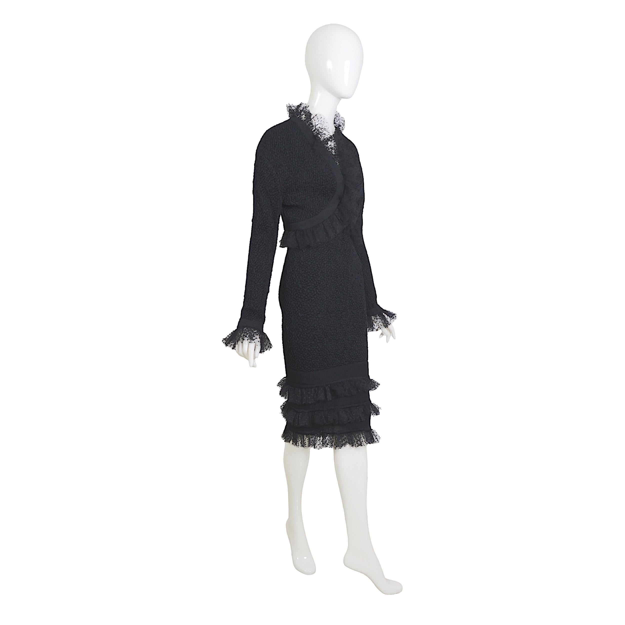 Vestido elástico vintage Yves Saint Laurent de los años 80 Cloqué con bordes de tul y bolero
Un impresionante vestido bustier sin tirantes de Yves Saint Laurent de los años 80, que también aparece en la colección Saint Laurent Otoño 2019.