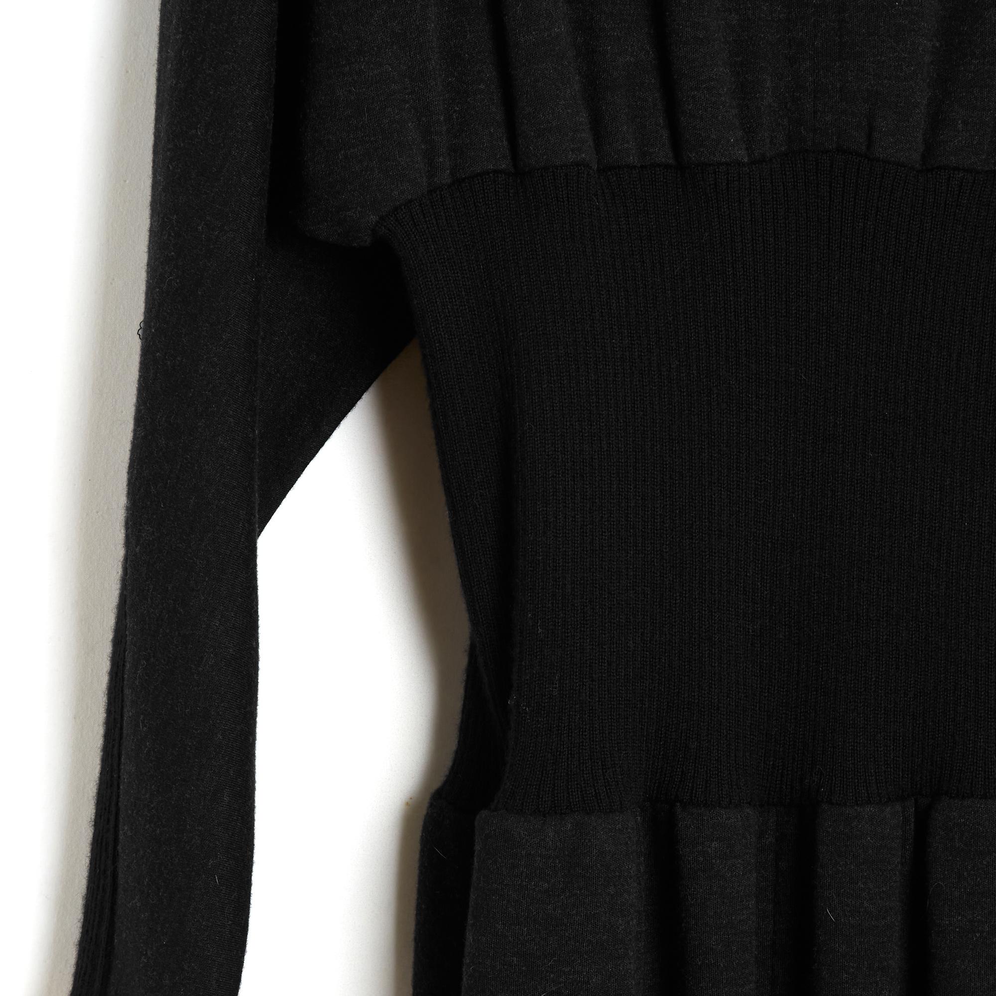 Abito Yves Saint Laurent Rive Gauche YSL del 1985 circa in maglia di lana antracite, ampio collo a barca, maniche lunghe a pipistrello, vita e polsini stretti da un carré a costine di lana nera, 2 tasche a fessura nella gonna dritta, sfoderato.