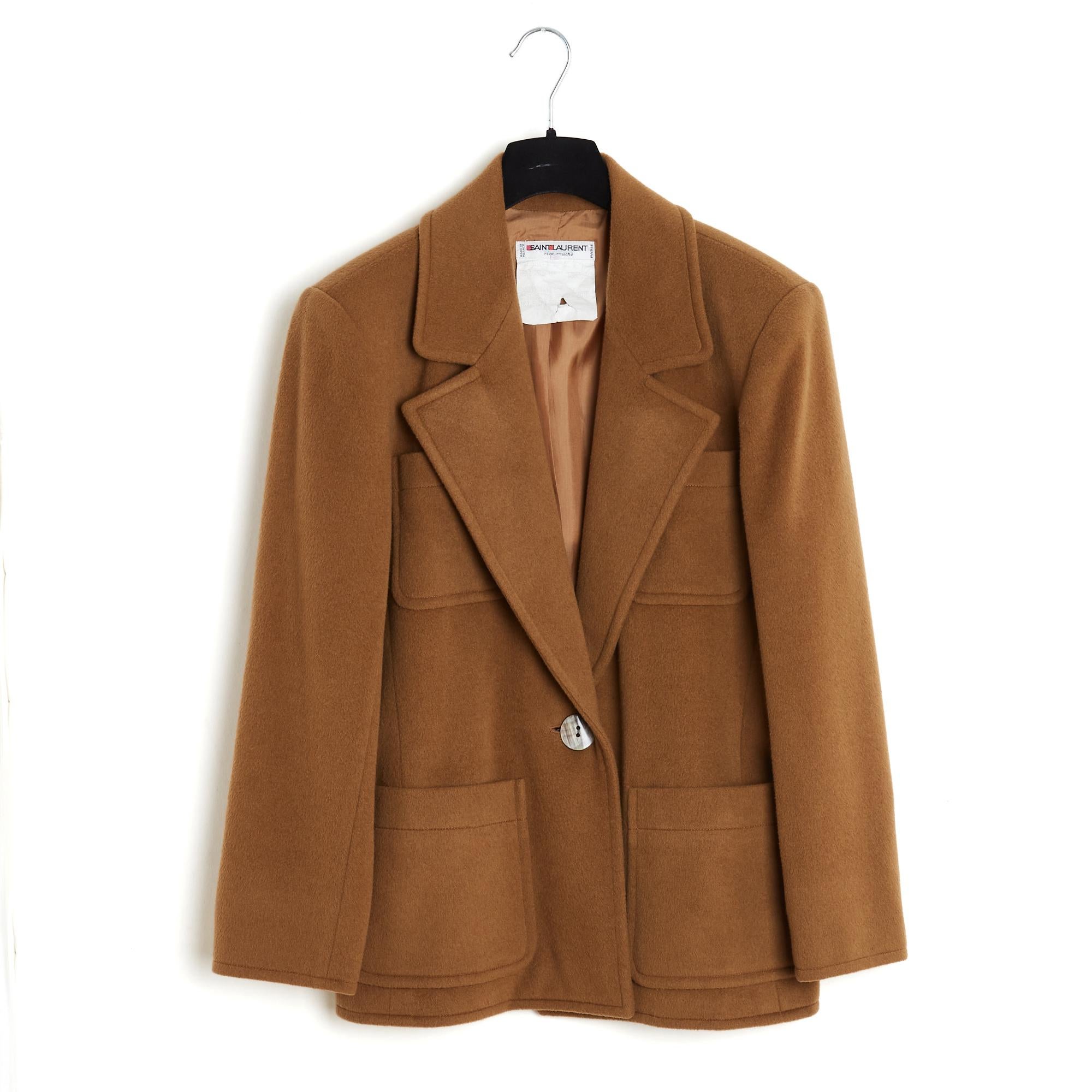Yves Saint Laurent Rive Gauche jacket from the AH1986 collection in thick cashmere cloth (50%) and wool, straight cut, notched collar closed by a large rounded horn button, 4 patch pockets, long sleeves closed by 3 matching buttons, matching satin