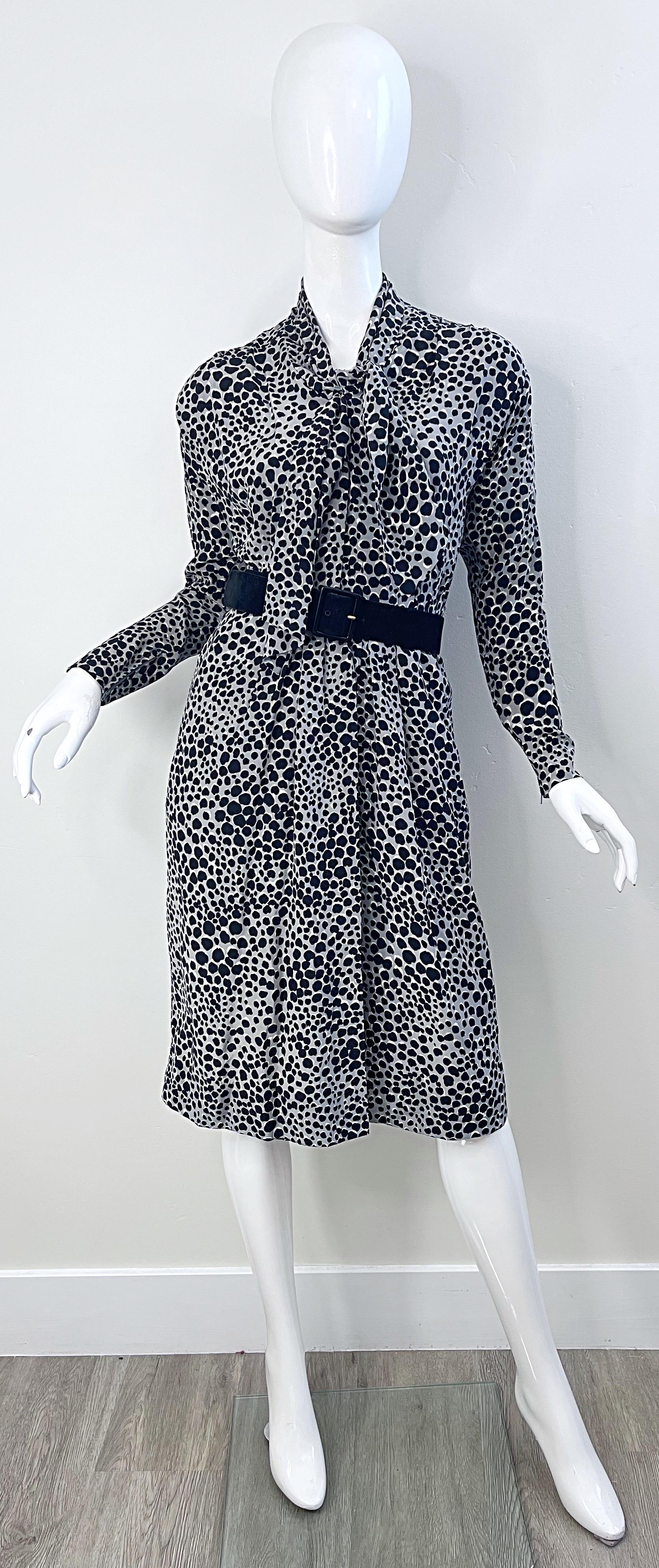 Yves Saint Laurent - Robe YSL en soie noire, grise et blanche avec imprimé léopard, années 1990 en vente 8