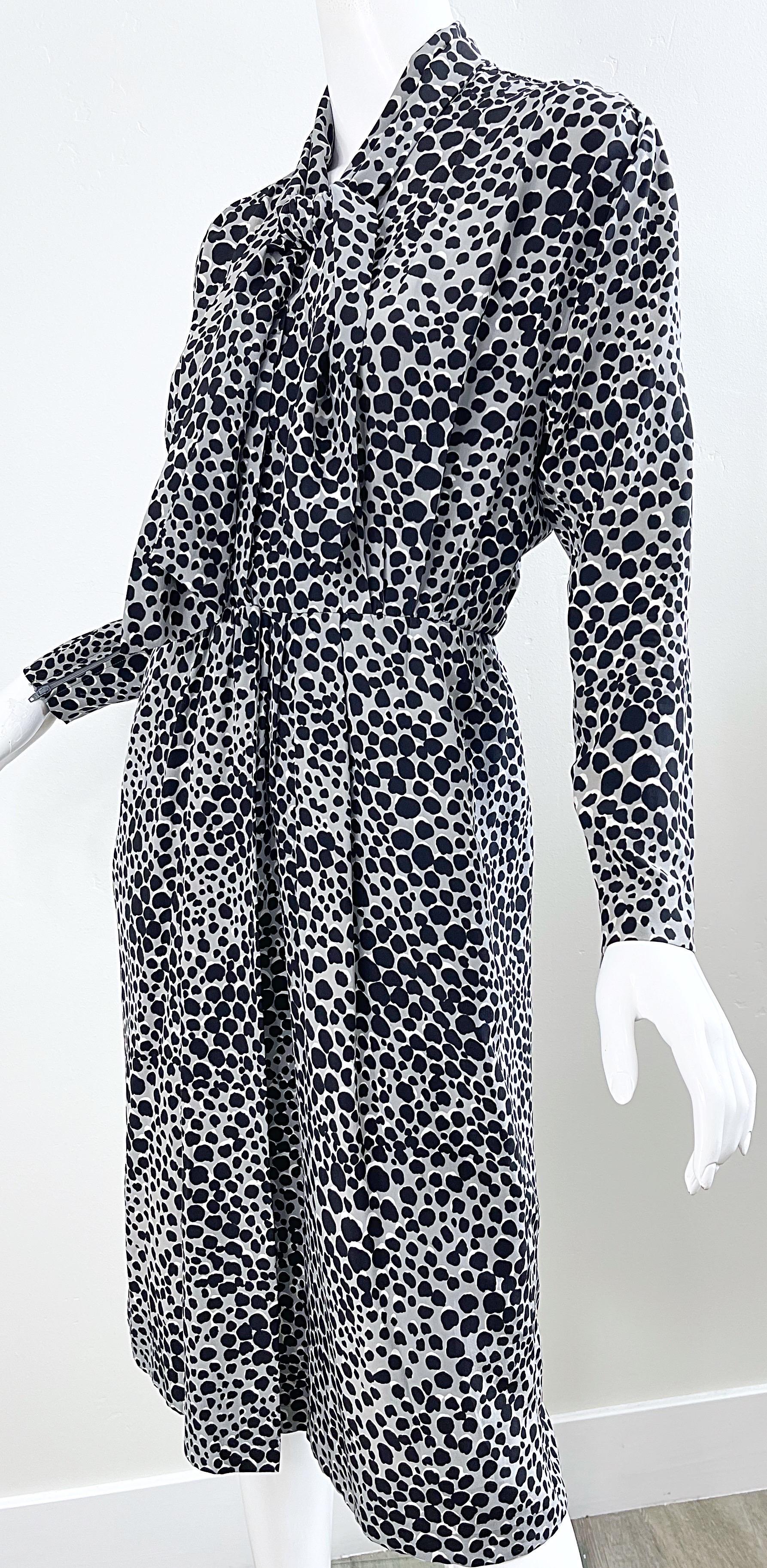 Yves Saint Laurent - Robe YSL en soie noire, grise et blanche avec imprimé léopard, années 1990 en vente 9