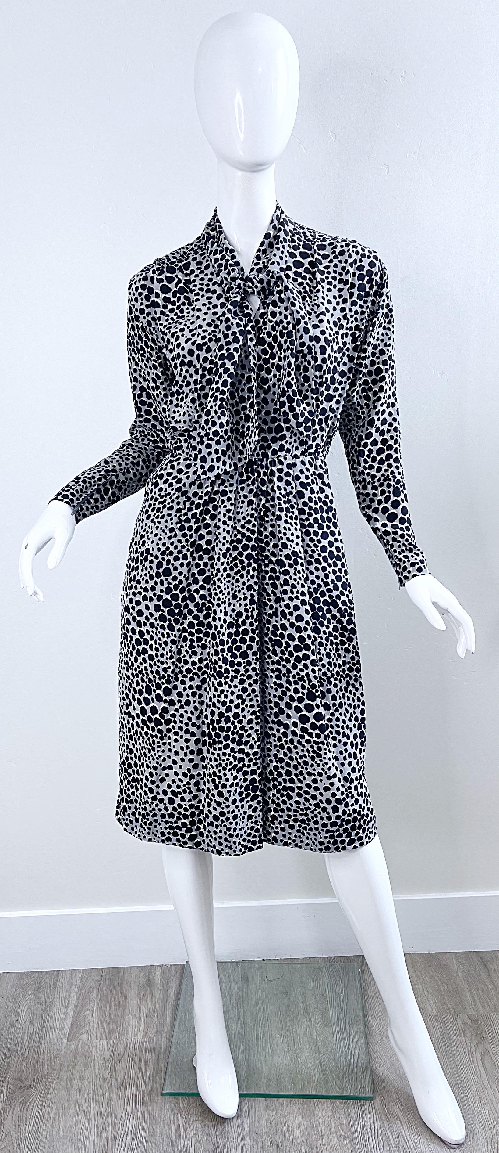 Noir Yves Saint Laurent - Robe YSL en soie noire, grise et blanche avec imprimé léopard, années 1990 en vente
