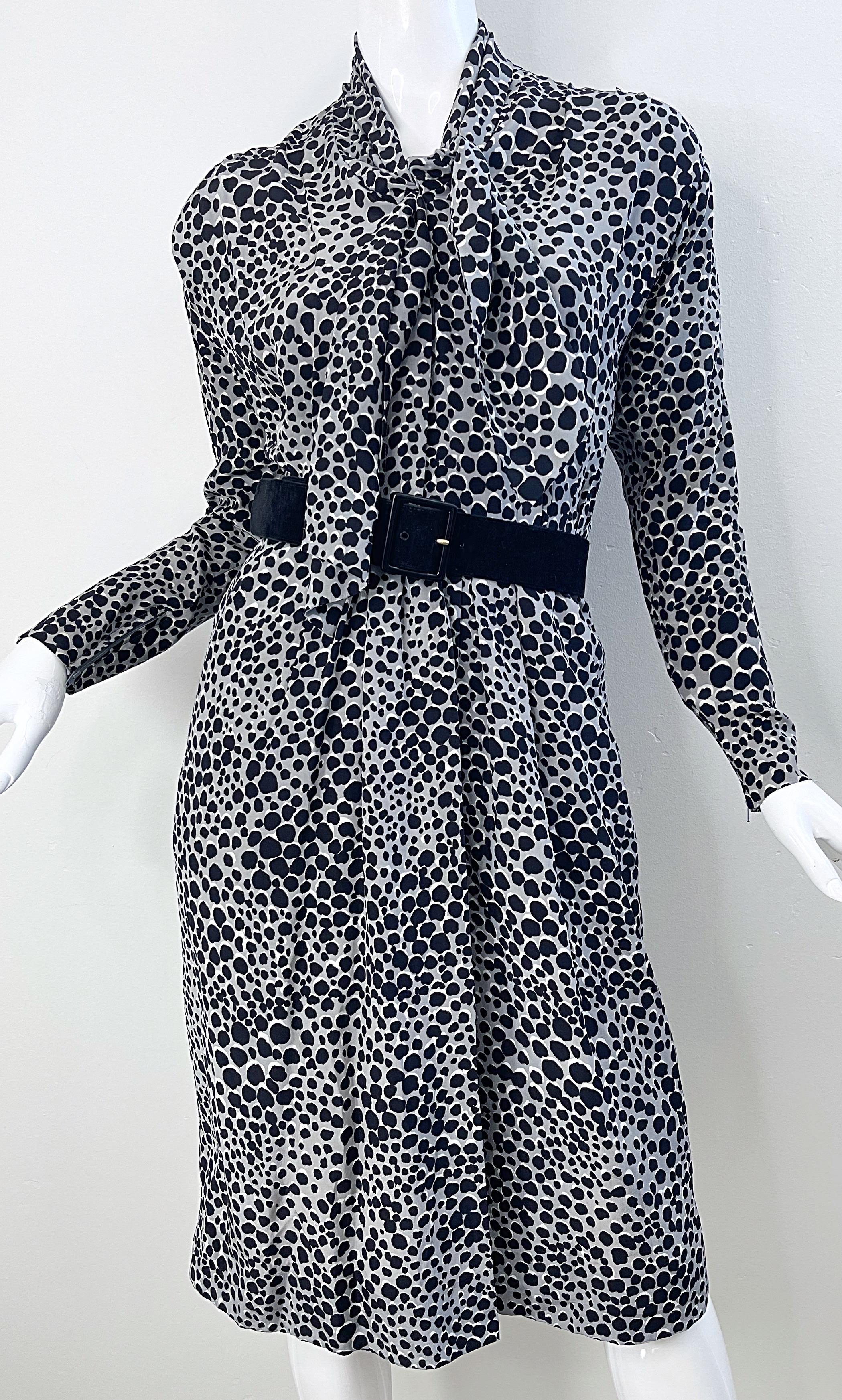Yves Saint Laurent - Robe YSL en soie noire, grise et blanche avec imprimé léopard, années 1990 en vente 1